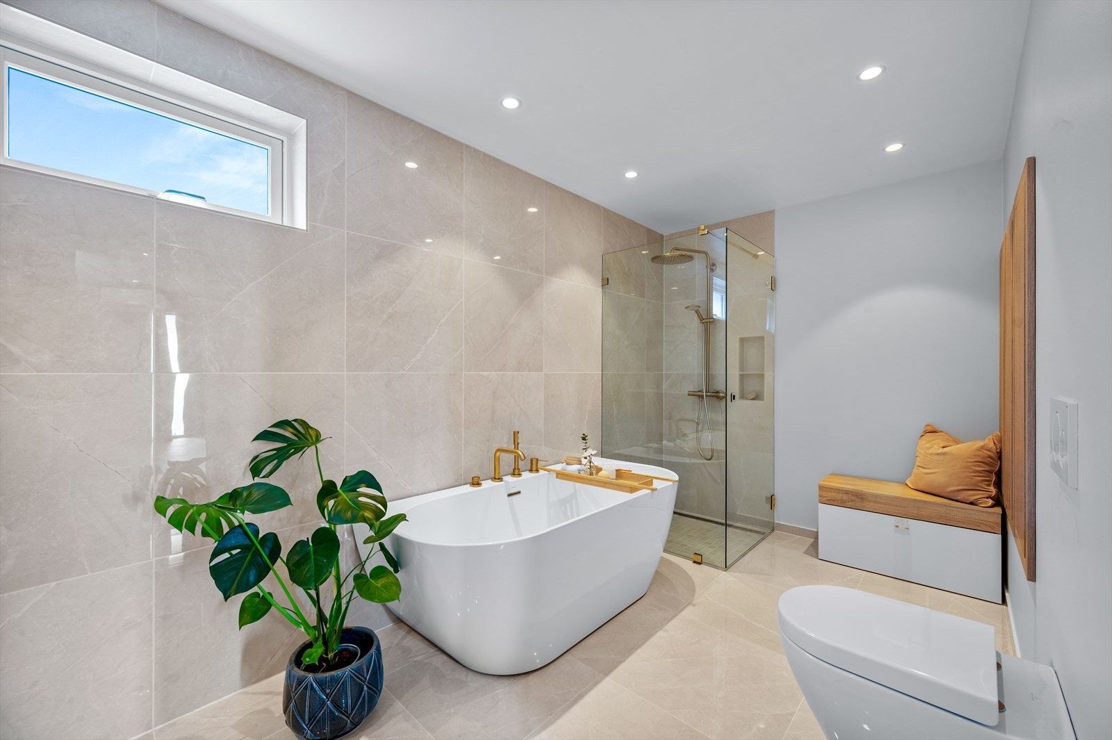 Badet har baderomsinnredning med heldekkende dobbelservant og speil på vegg, innfelte eikeskap i vegg, vegghengt wc, badekar og dusjhjørne. Galleribilde