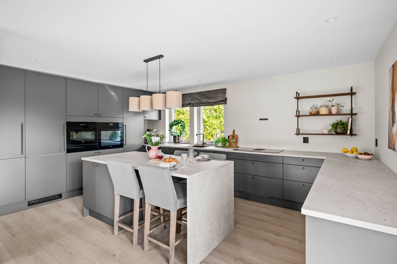 Lekkert og oppgradert Sigdal kjøkken fra 2022 med glatte fronter og laminert benkeplate med oppvaskkum. Galleribilde