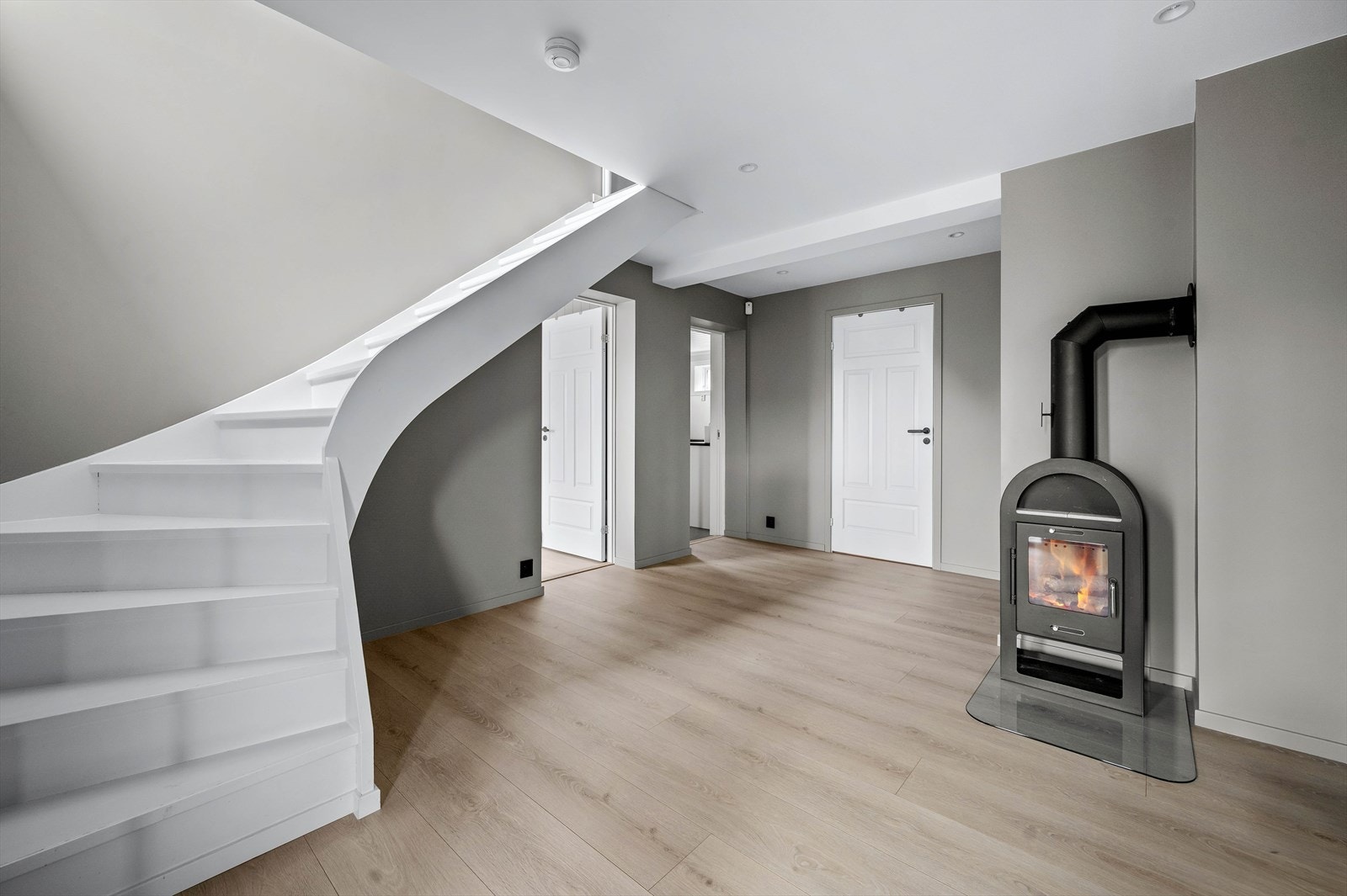 I underetasjen finner man blant annet gang, to soverom, bad, vaskerom og diverse rom/boder. Galleribilde