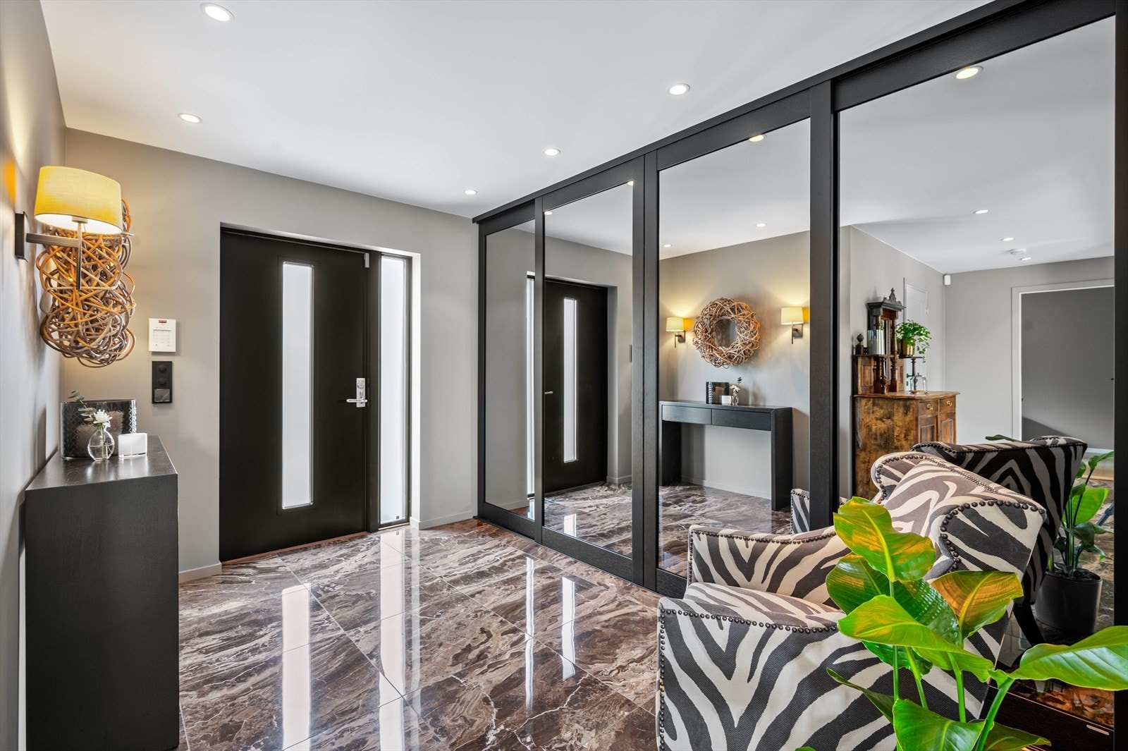 Det første som møter deg når du kommer inn er en stor og innbydende entré med god plass til sko og yttertøy i en praktisk skyvedørsgarderobe med speilfronter. Galleribilde
