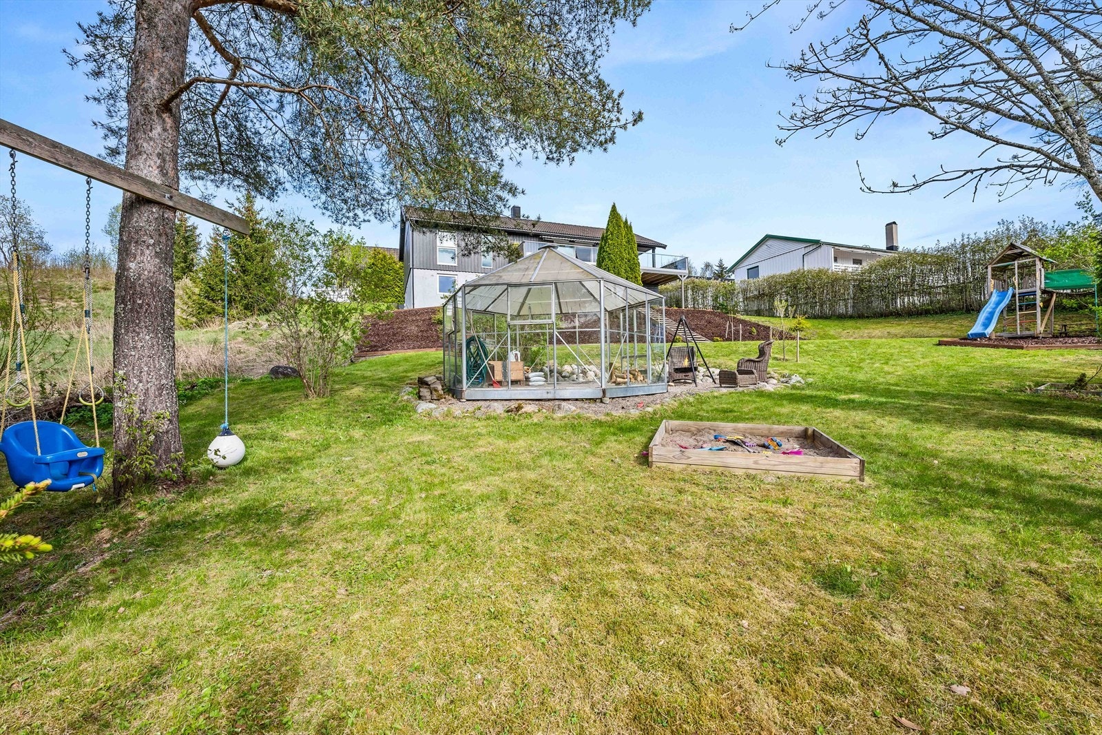 Hagen har både drivhus, sandkasse og lekeapparater så her vil både små og store trives. Galleribilde