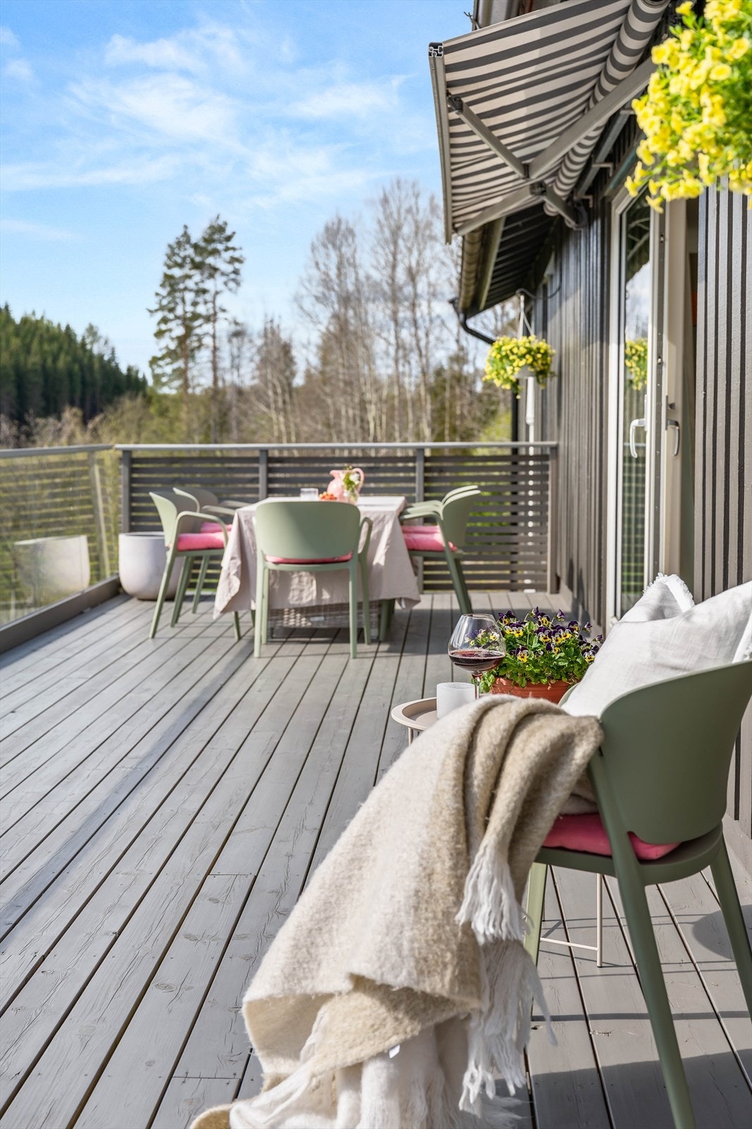 Terrassen er på hele 48 m² så her kan man innrede i flere hyggelige soner. Galleribilde