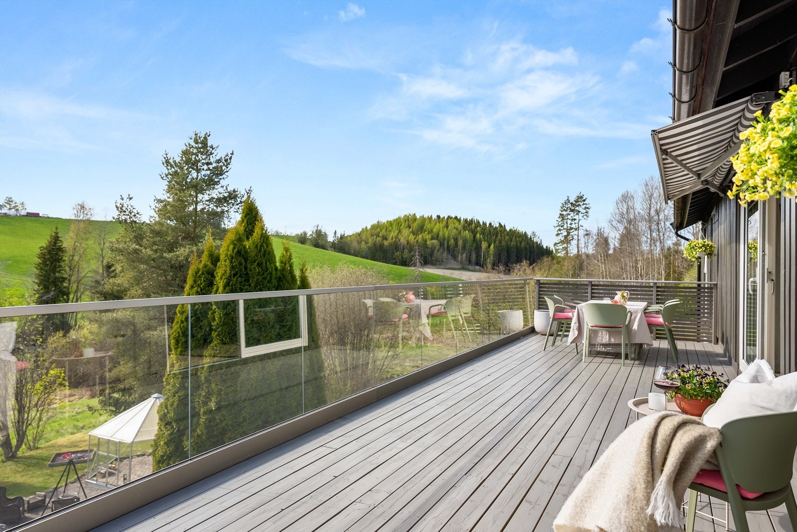 Terrassen har glassrekkverk som gjør at man kan nyte den fine utsikten mot naturen og elva. Galleribilde