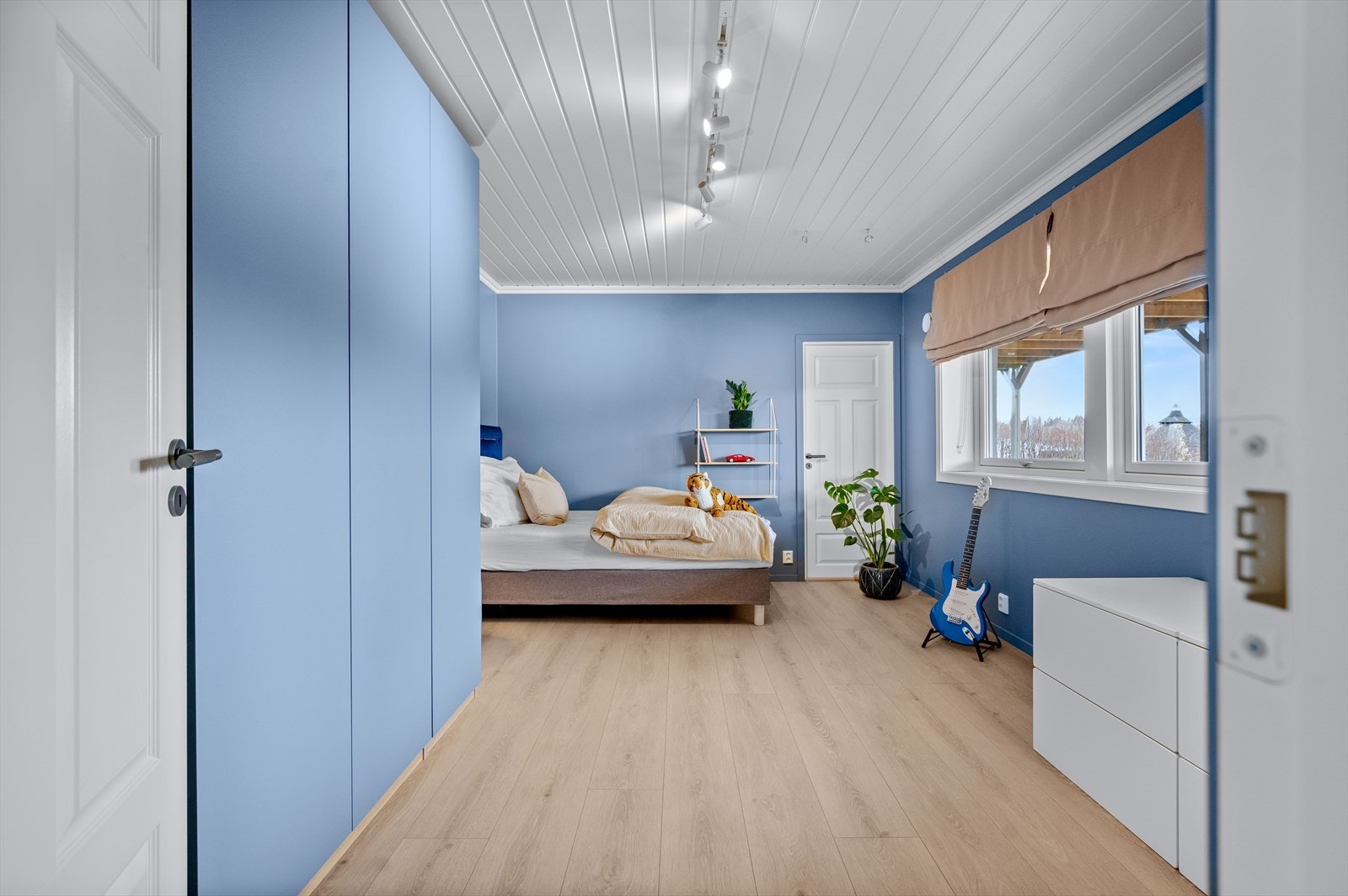 Soverom 1 i underetasjen var opprinnelig peisestue men er i dag tatt i bruk som soverom. Her er det god plass til seng og annet ønsket møblement. Fra soverommet er det adkomst til en praktisk bod. Galleribilde