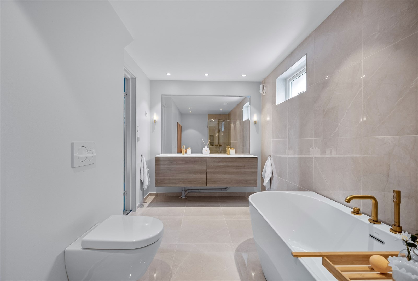 Flott og moderne bad oppgradert i 2021 med malte flater og fliser på veggene og fliser på gulv med gulvvarme. Filsene på badet med tilhørende baderomsmøbler er fra Modena. Galleribilde