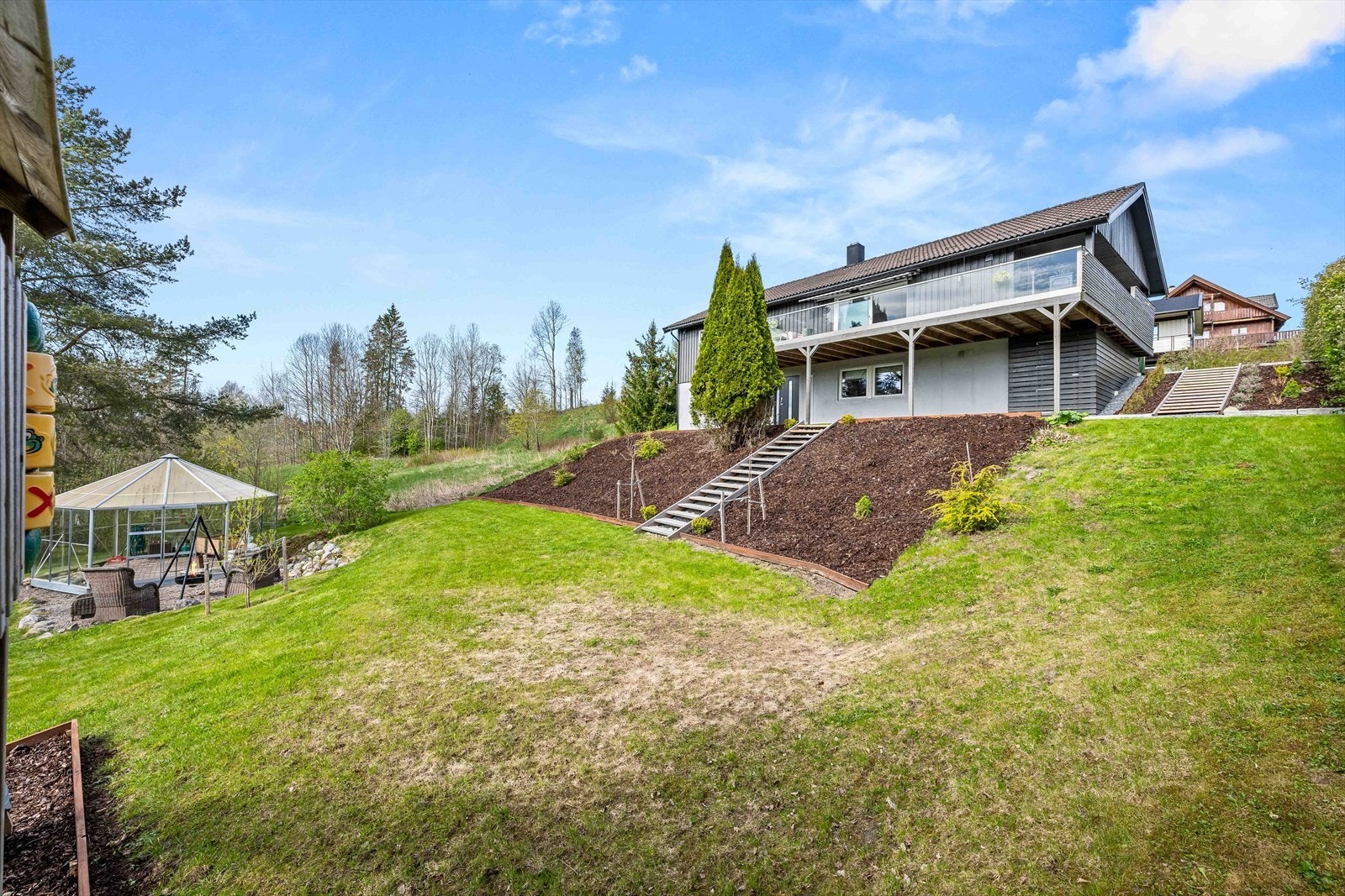 Dette er en flott og oppgradert enebolig med barnevennlig beliggenhet på Lørenfallet! Eiendommen er beliggende i enden av boligfeltet, innerst i blindvei og med utsikt til Rømua. Galleribilde