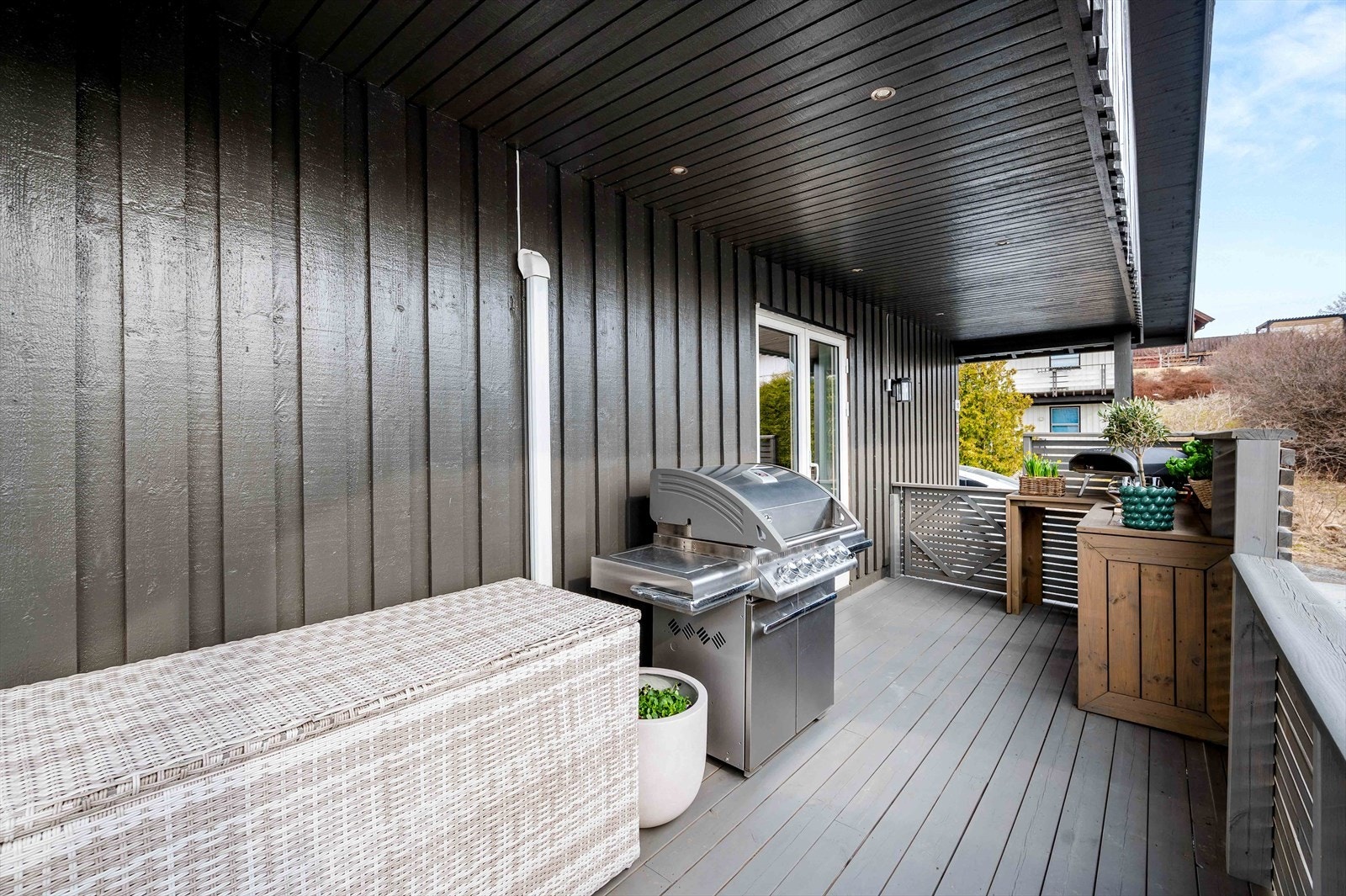 Deler av terrassen er overbygget slik at man kan nyte uteplassen også på regnværsdager. Galleribilde