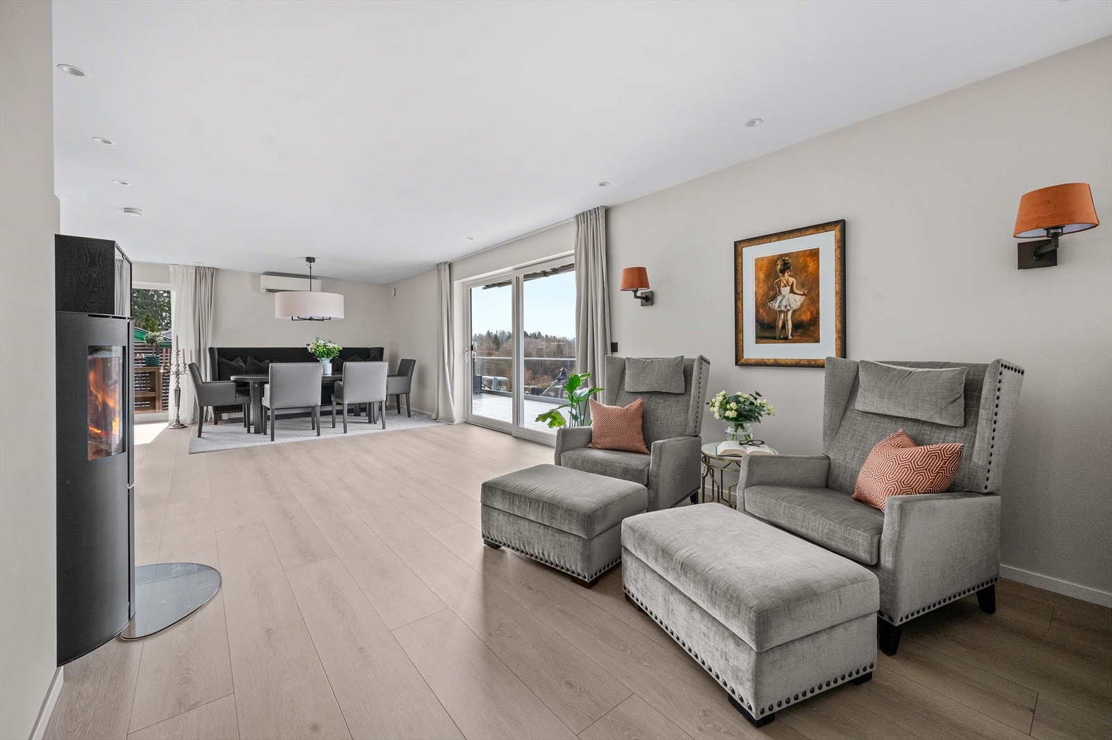 Innbydende stue med god plass til diverse møbler og spisebord. Galleribilde