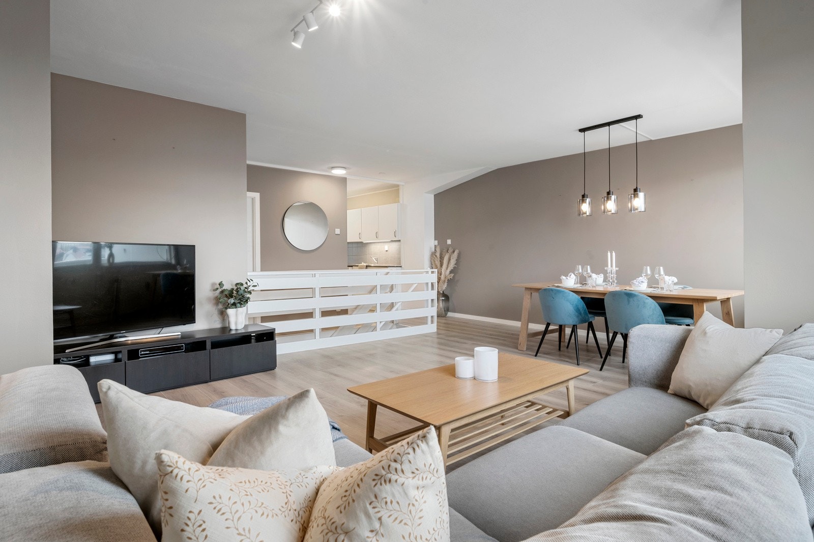 Stuen har god plass til stor sittegruppe og spisebord Galleribilde