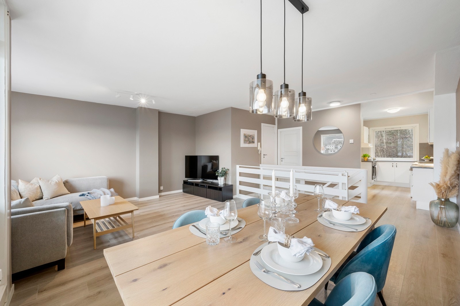 Overflatene er malt i delikate farger Galleribilde