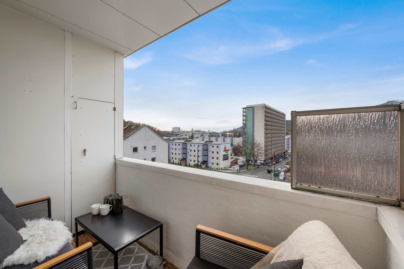 Balkongen er vestvendt og har gode solforhold Galleribilde