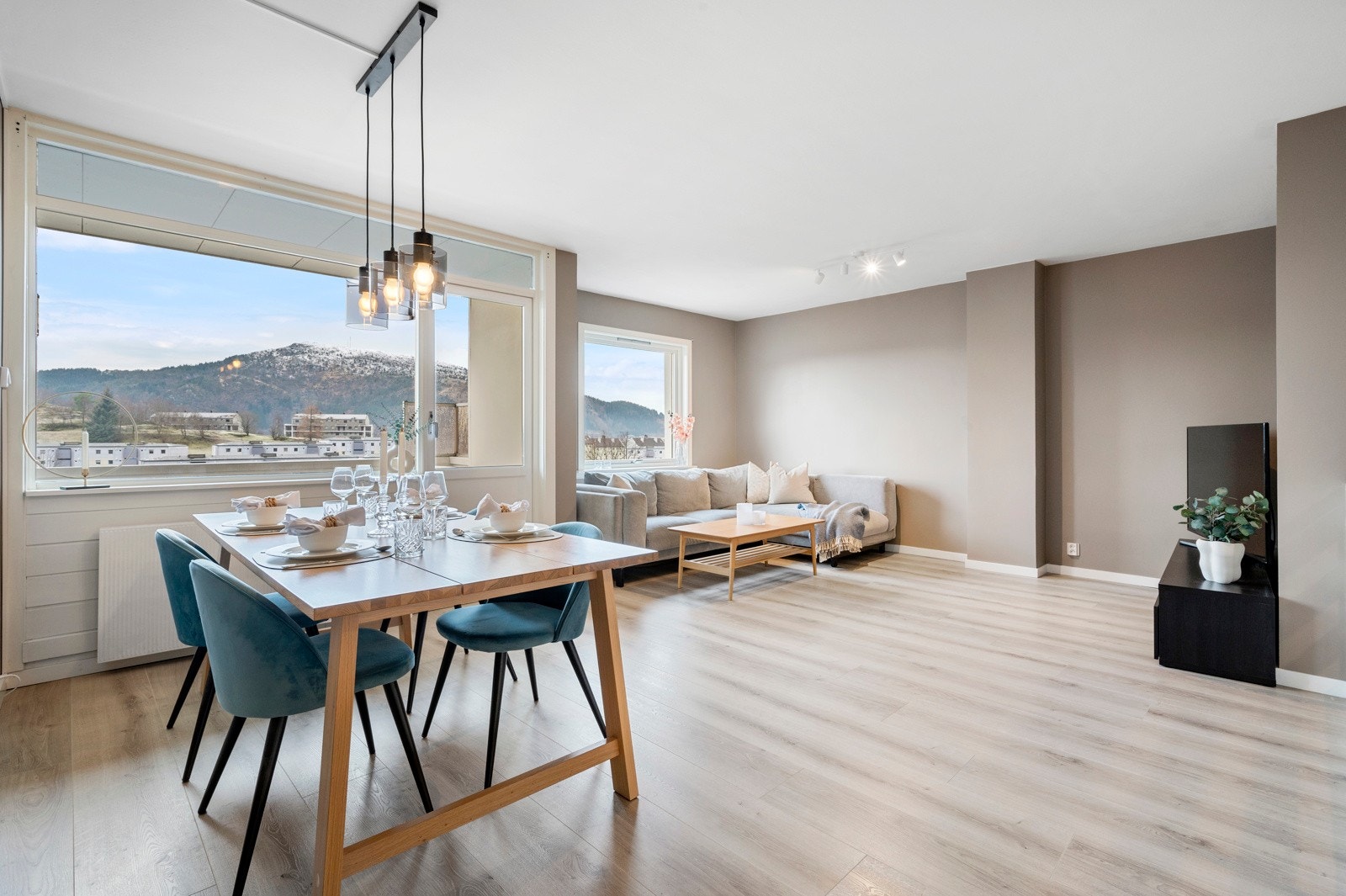 Romslig stue med nydelig utsikt Galleribilde