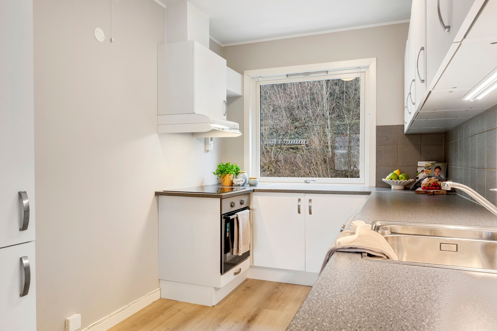 Innredning med slette fronter og god lagringsplass Galleribilde