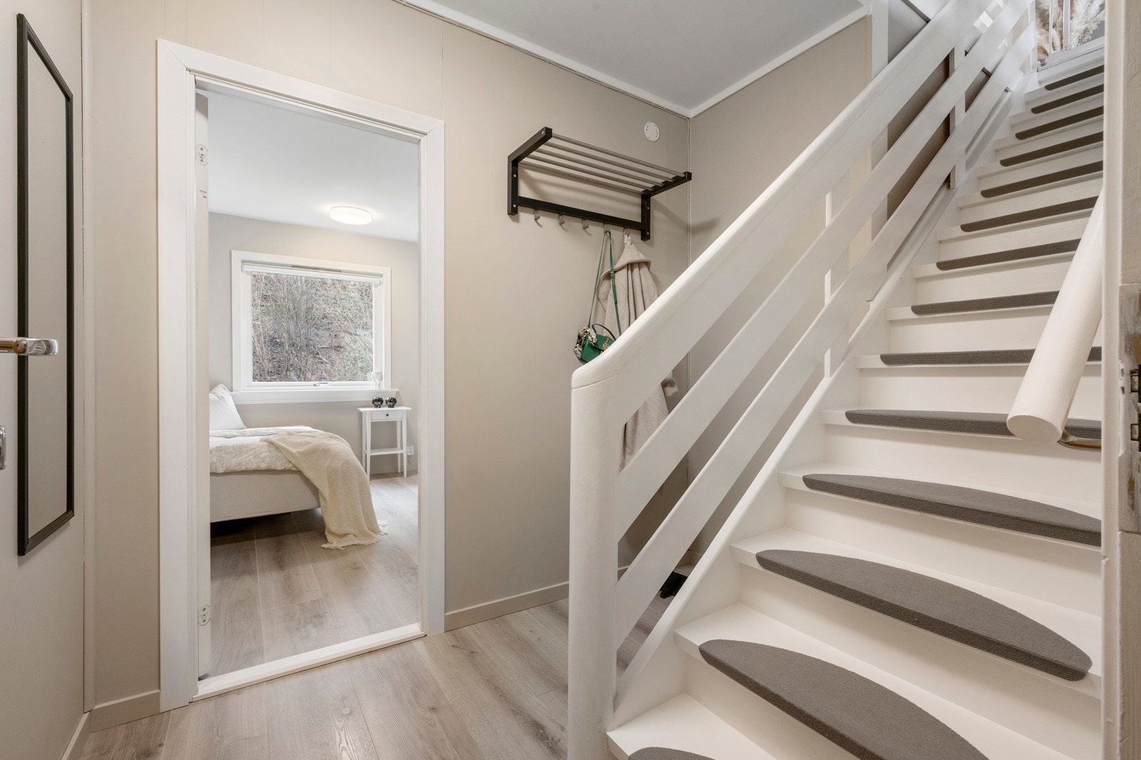 Inngangspartiet har fin plass for yttertøy Galleribilde