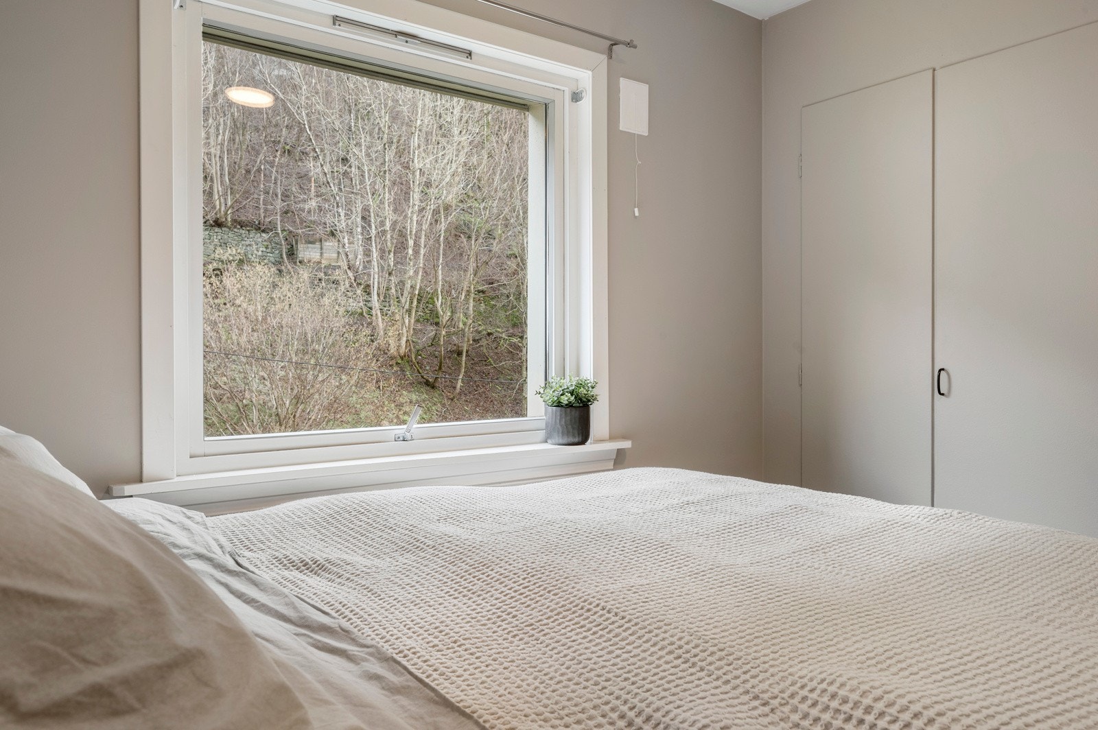 Rommet vender mot baksiden av bygget Galleribilde