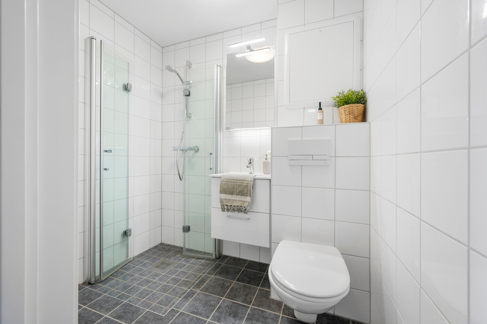 Varmekabler i gulvet og opplegg for vaskemaskin Galleribilde