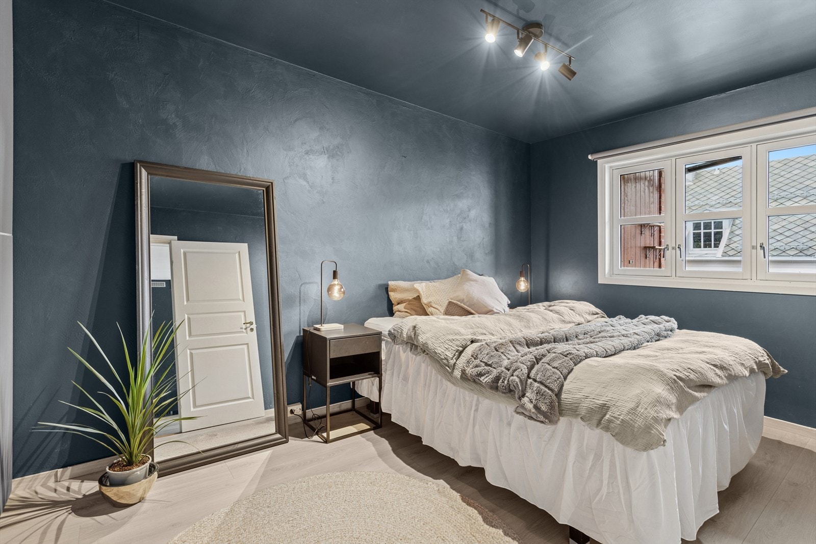 Soverommets vegger og tak er malt i en behagelig farge, som gir en god atmosfære på rommet. Galleribilde