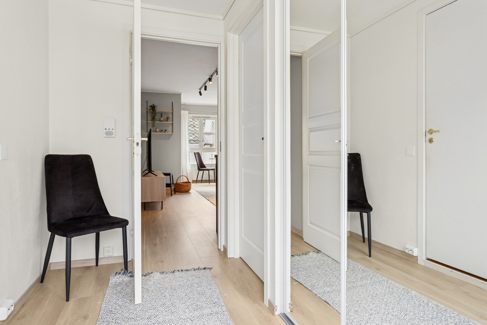 Leilighetens entré har ny skyvedørsgarderobe med speilfronter. Galleribilde