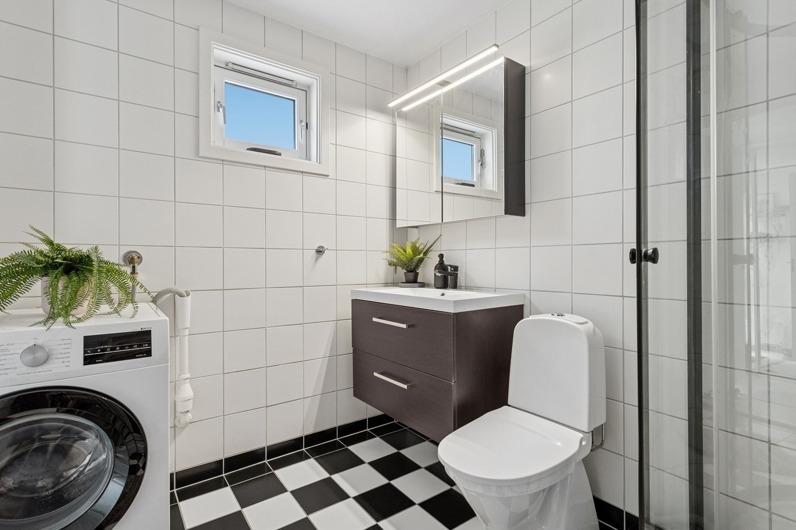 Badet er flislagt på vegger og gulv og har varmekabler i gulvet. Galleribilde