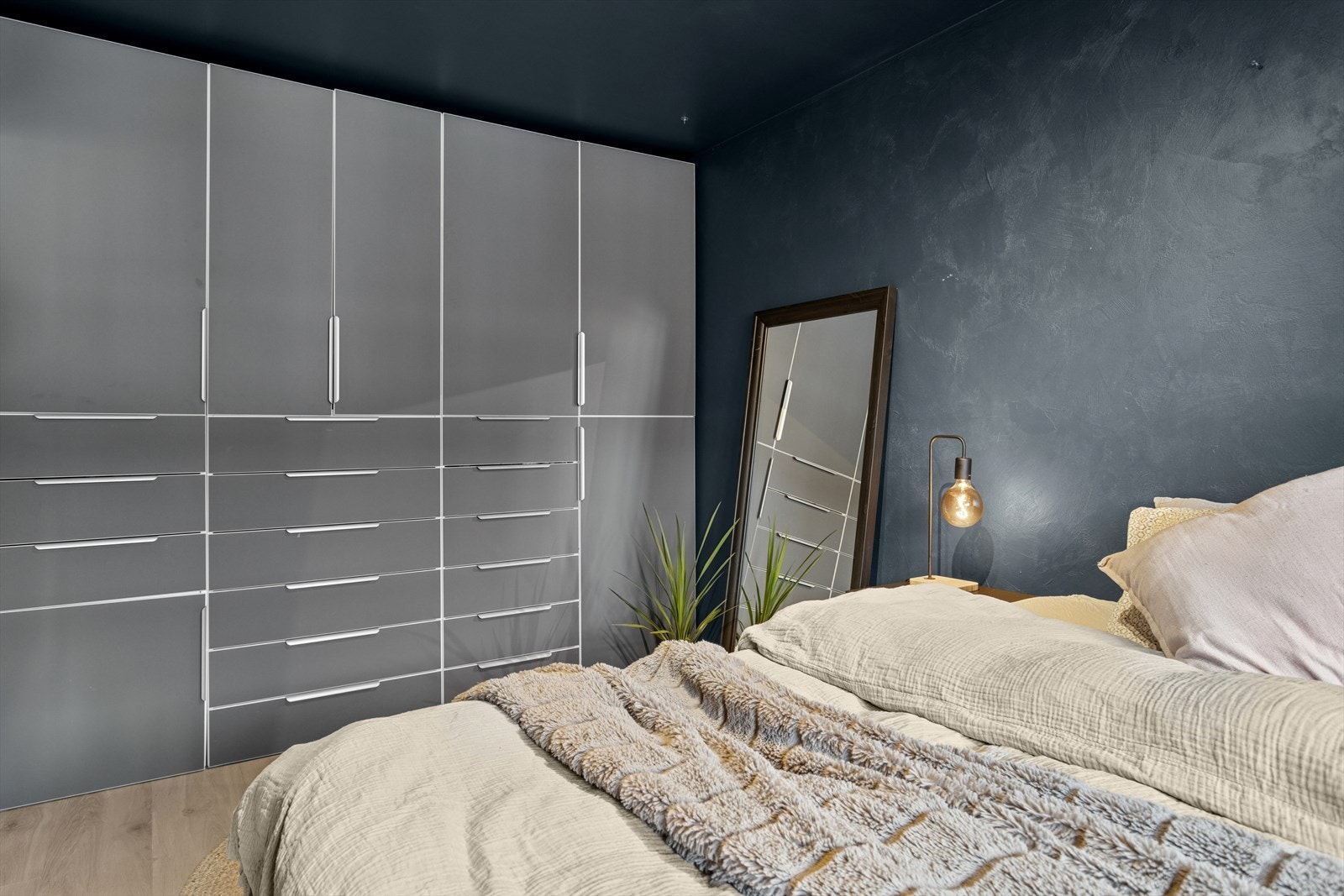 Soverom 2 er på 12,3kvm. Her har du god plass til dobbeltseng og en meget romslig garderobe medfølger. Galleribilde