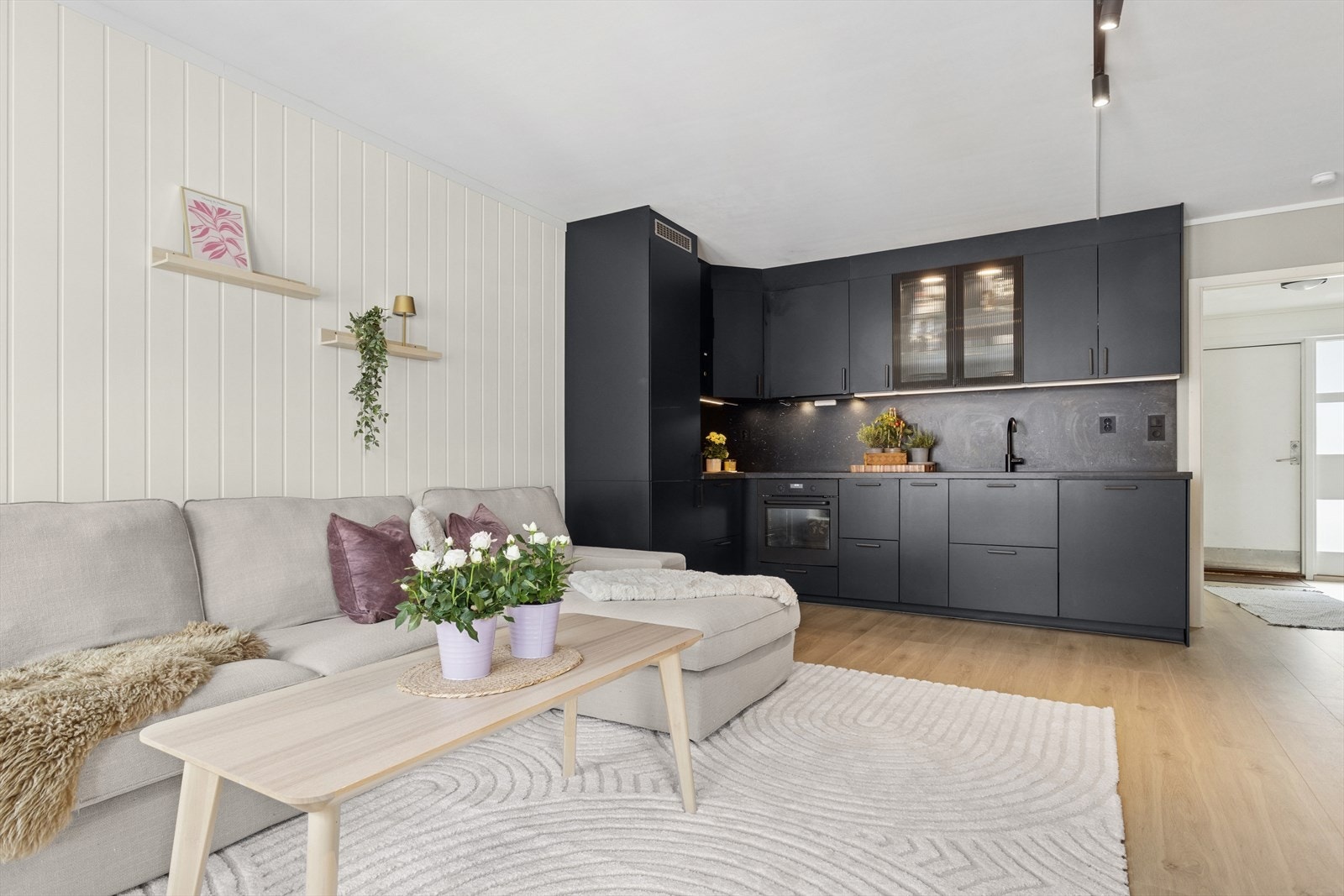 De store vindusflatene på stuen sørger for godt med naturlig lys inn i leiligheten. Galleribilde