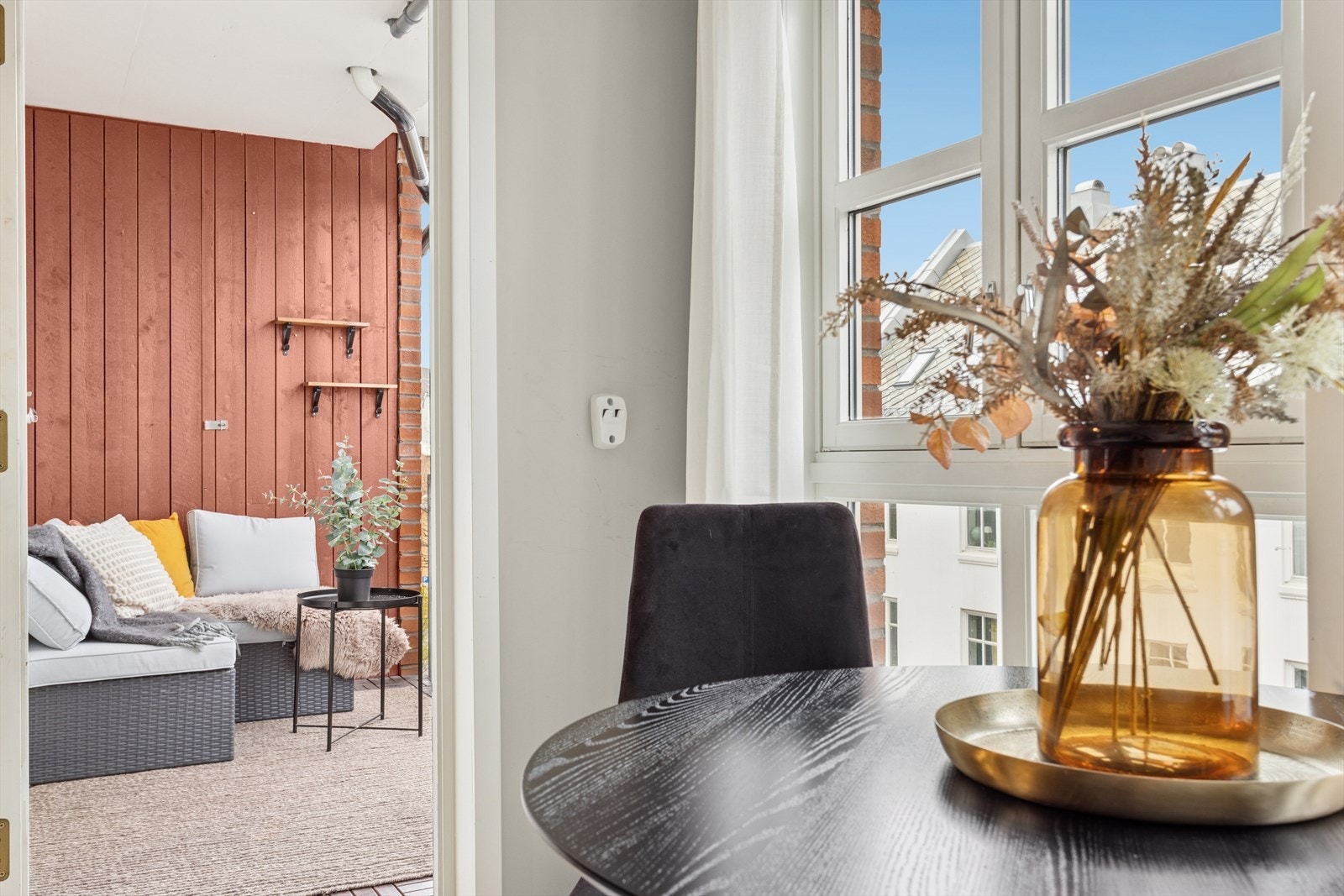 Stuen gir deg rom for spisebord. Her har du også utgang til egen balkong. Galleribilde