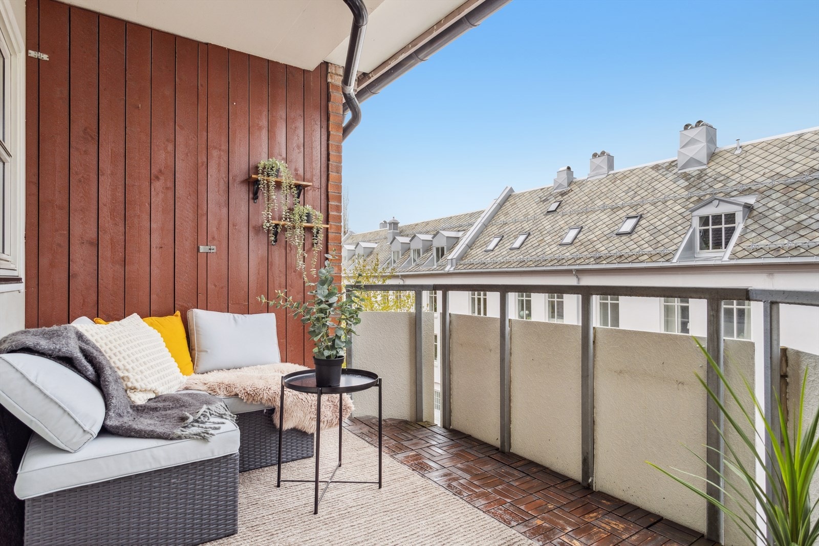 Balkongen er overbygget og har gode solforhold på ettermiddag og kveld. Galleribilde