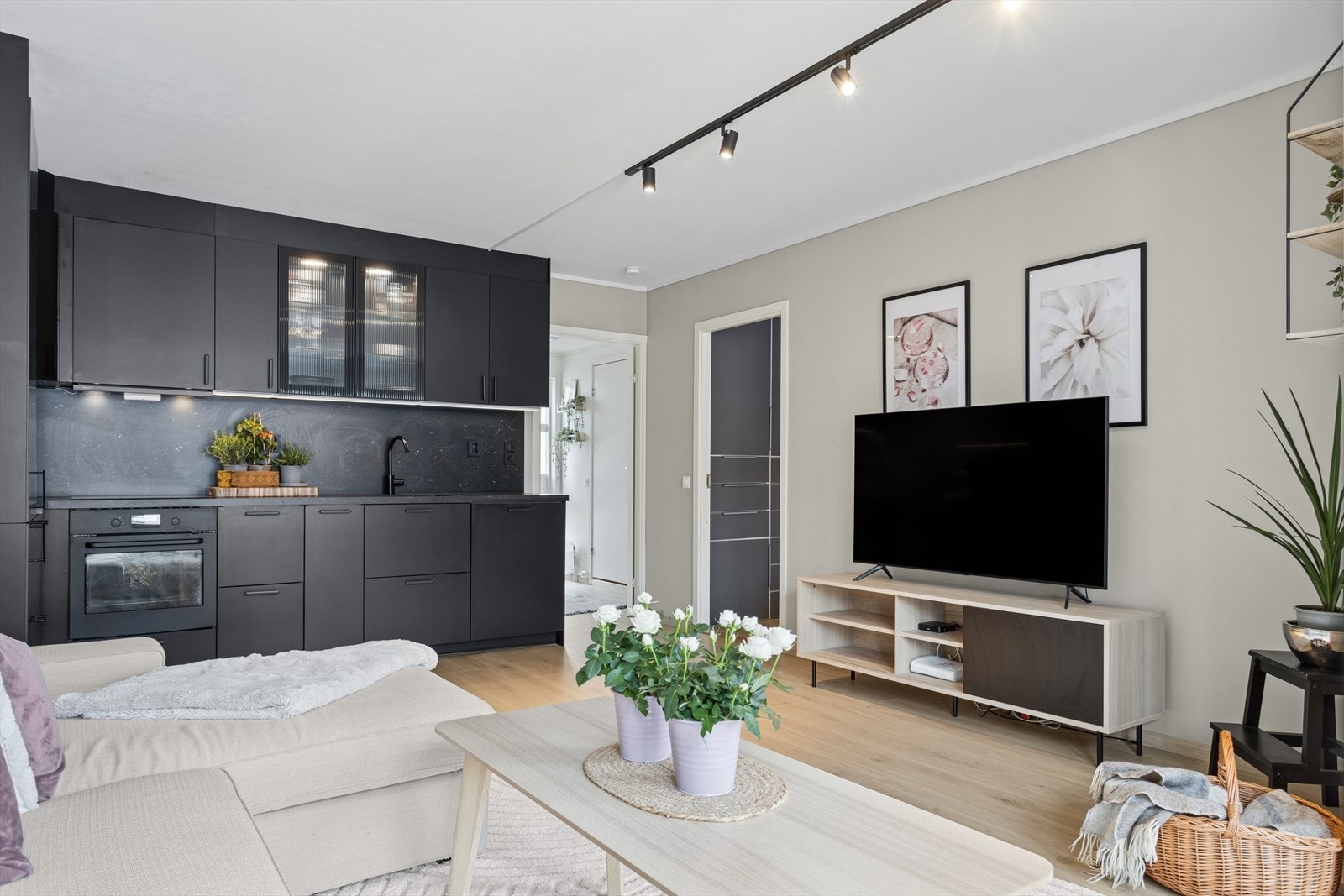 Kjøkkenets hvitevarer er integrert og medfølger i handelen. Her har du komfyr, koketopp, oppvaskmaskin og kjøl/frys. Galleribilde