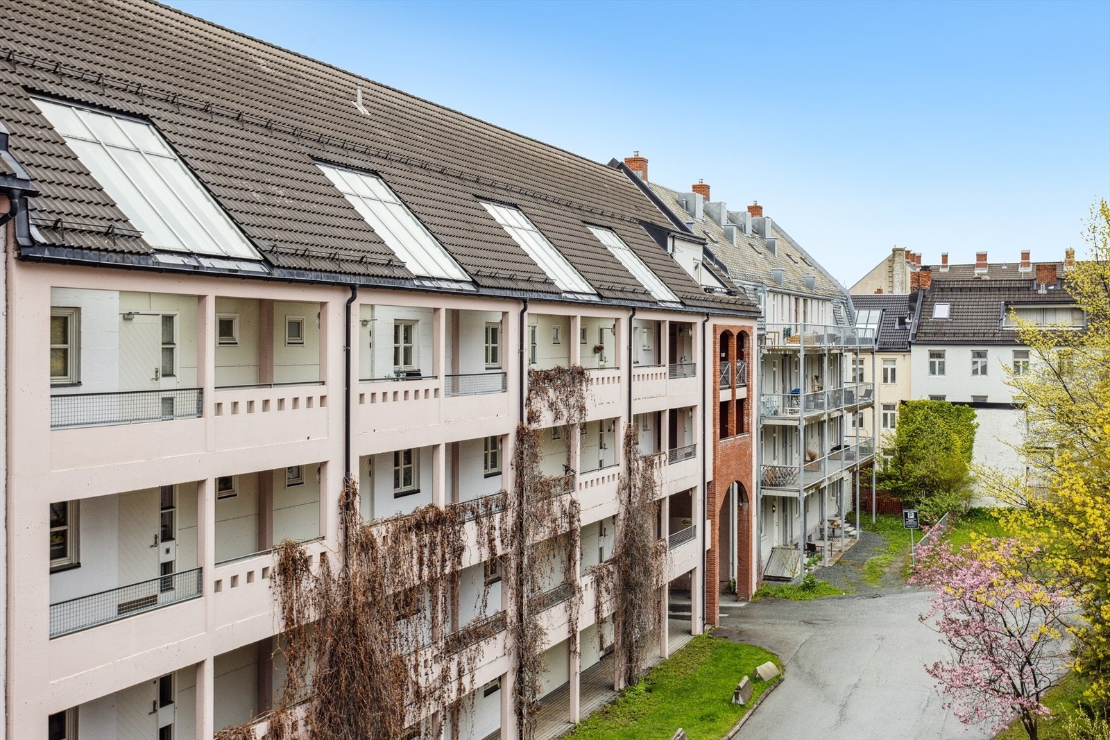 Her vender du ut mot en skjermet bakgård. Galleribilde