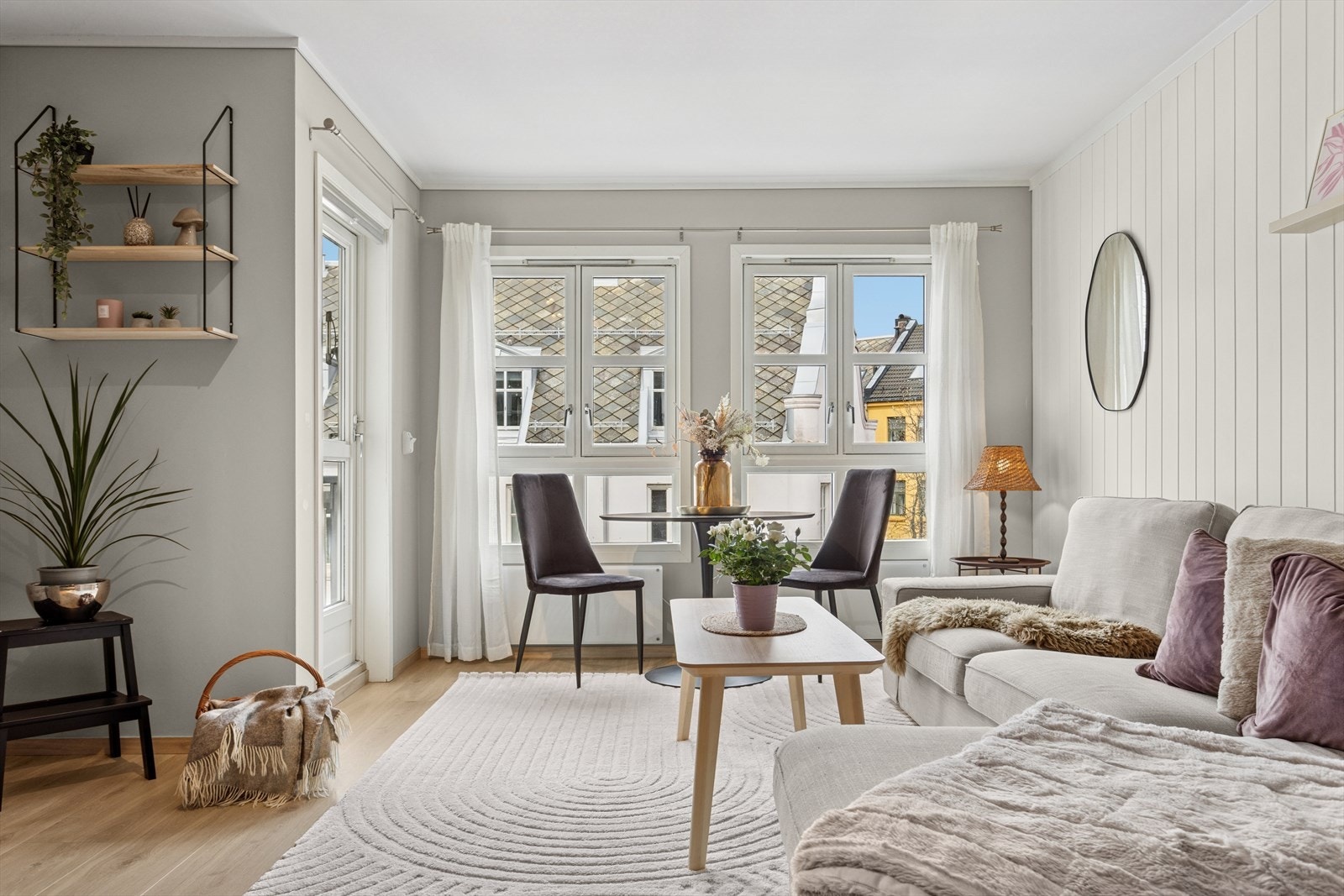 Stuen og kjøkkenet er på ca. 25kvm. Det er lagt nytt gulv i hele leiligheten. Galleribilde