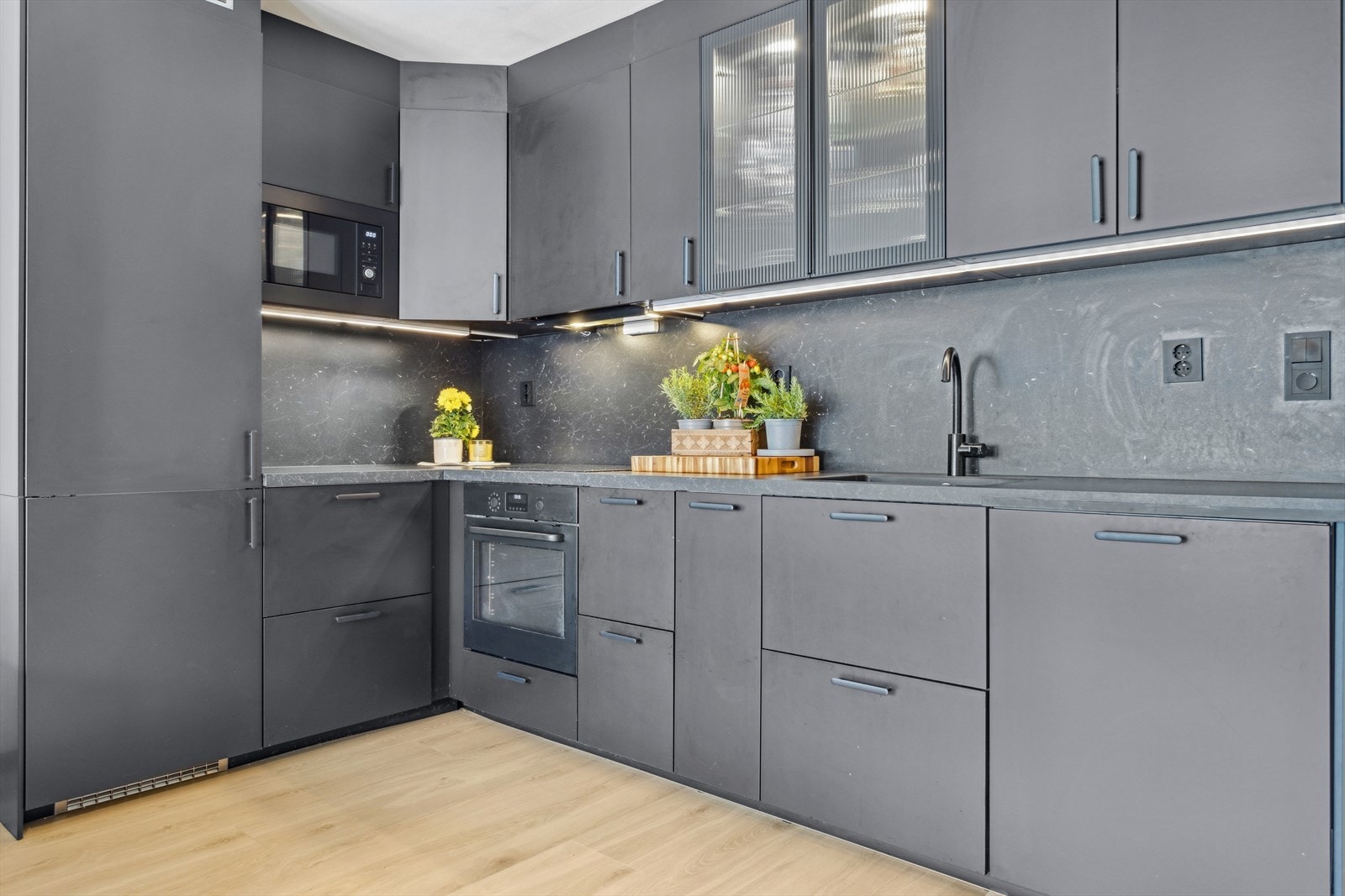 Kjøkkenet er nytt fra 2024. Her får du godt med oppbevaring i skuffer og skap. Galleribilde