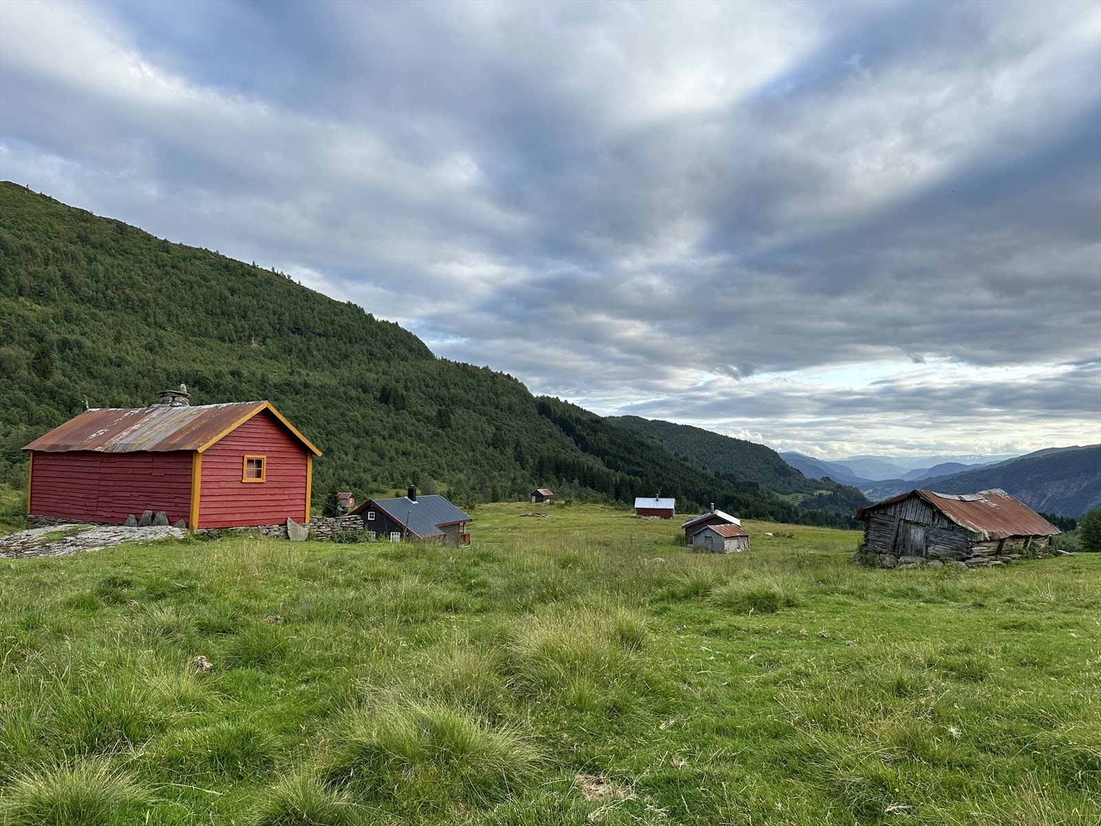 På Navarsete er det eit stølshus på ca. 35 kvm med 2 rom og hems. Galleribilde