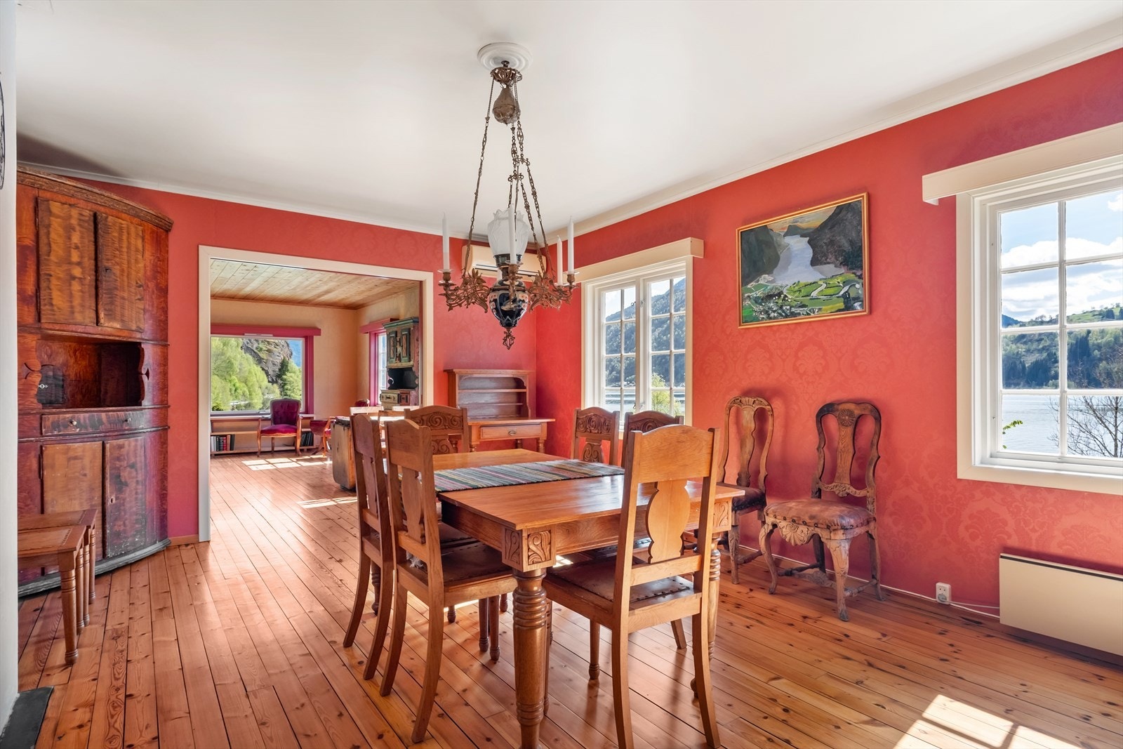 Koseleg spisestove med god plass til langbord. Galleribilde