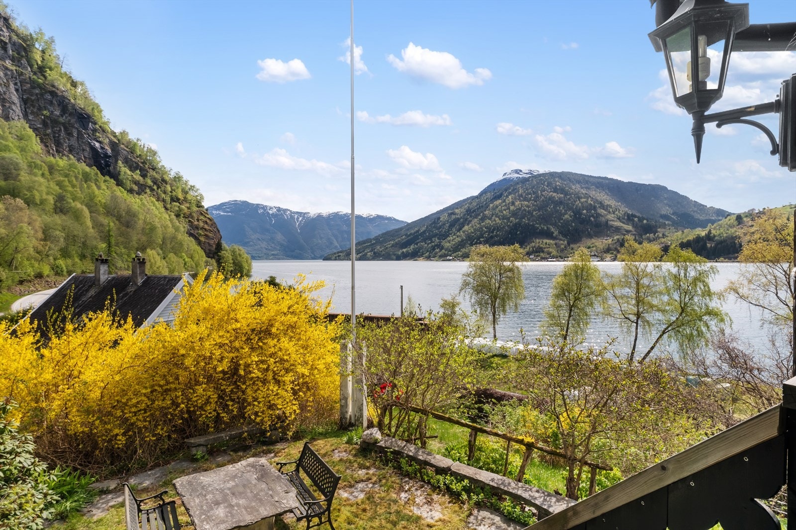 Praktfull plassering ved Lustrafjorden Galleribilde