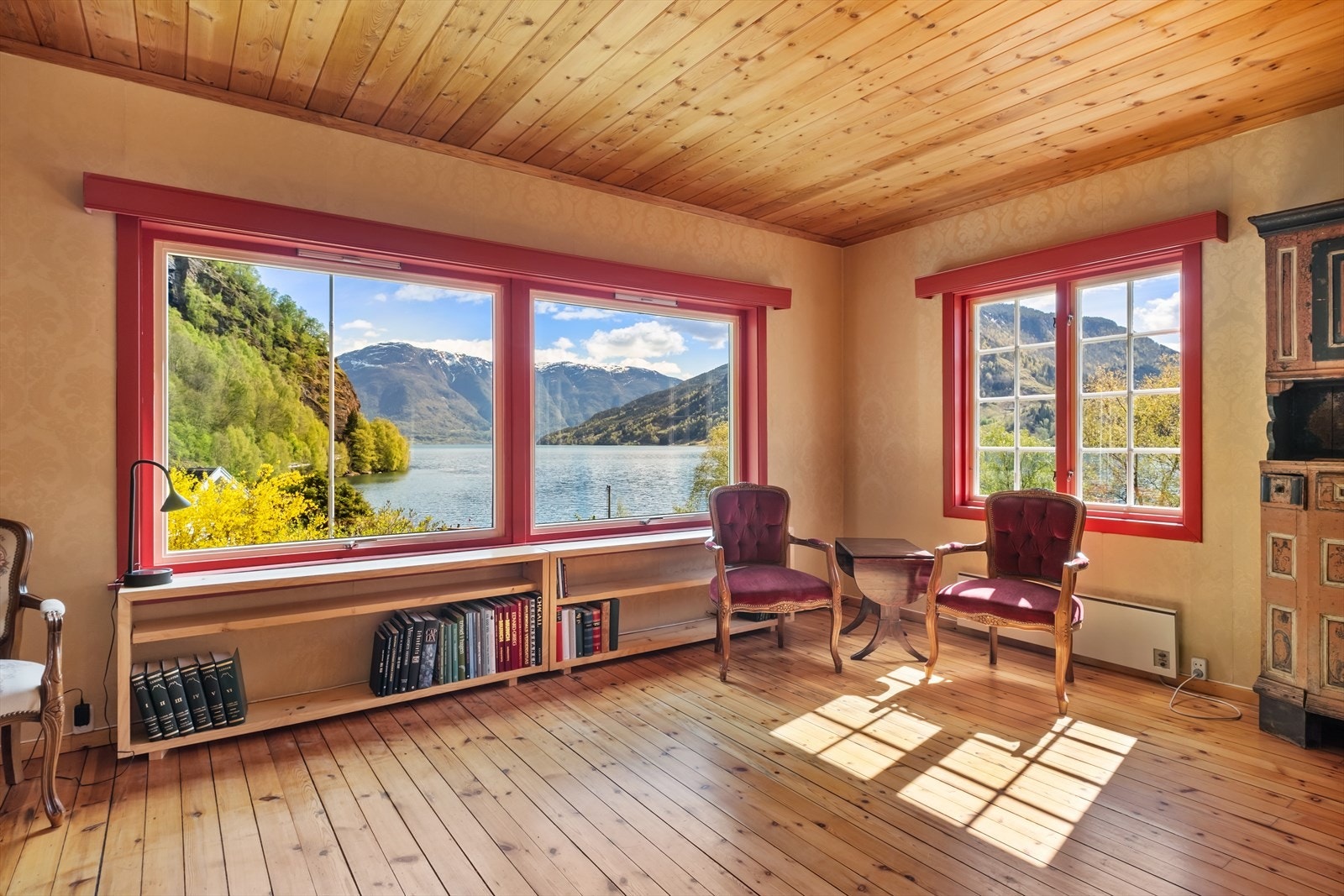 Frå stova kan du nyte fenomenal utsikt til fjord og fjell Galleribilde