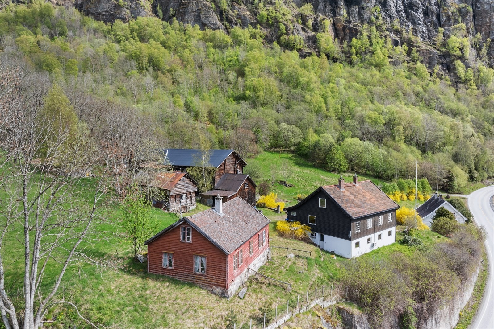 På sjølve garden har du våningshus, fjøs, saghus, geitehus/vedhus og eit kårhus. Galleribilde