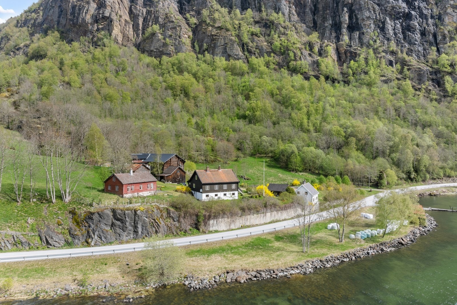 Eigedommen har lang strandlinje mot fjorden med privat brygge. Galleribilde