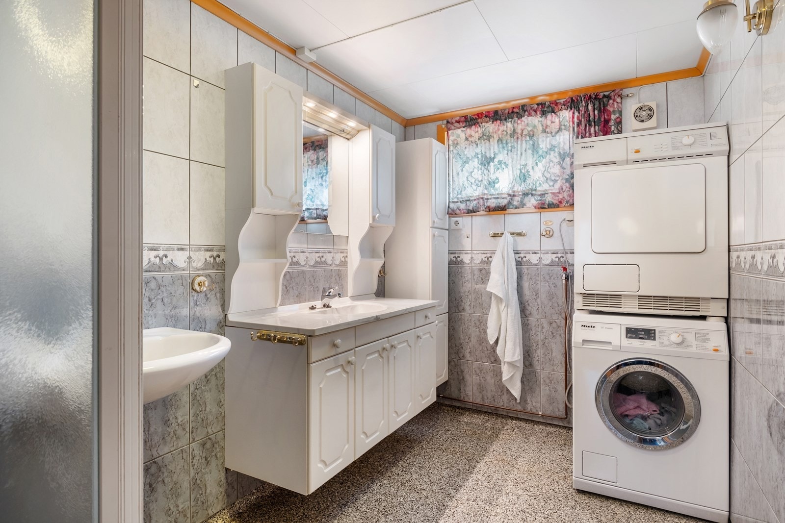 Baderommet er bygd på 1970-talet og fornya i 1997. Badet inneheld nedfelt servant med møbelinnreiing, enkel servant, opplegg for vaskemaskin og dusjkabinett. Galleribilde