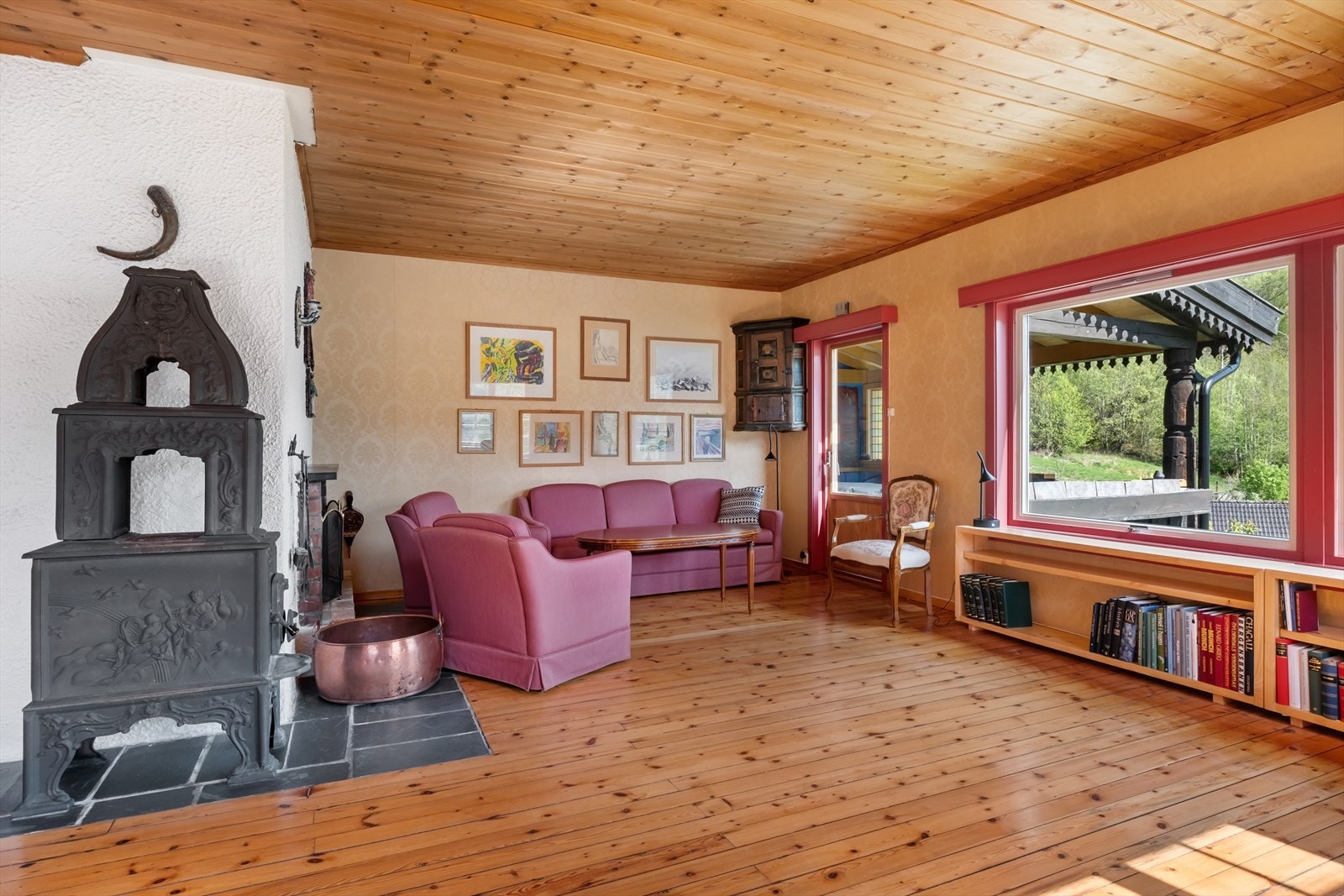 Frå stova er det tilkomst ut til overbygd veranda og trapp vidare ned til hagen. Galleribilde