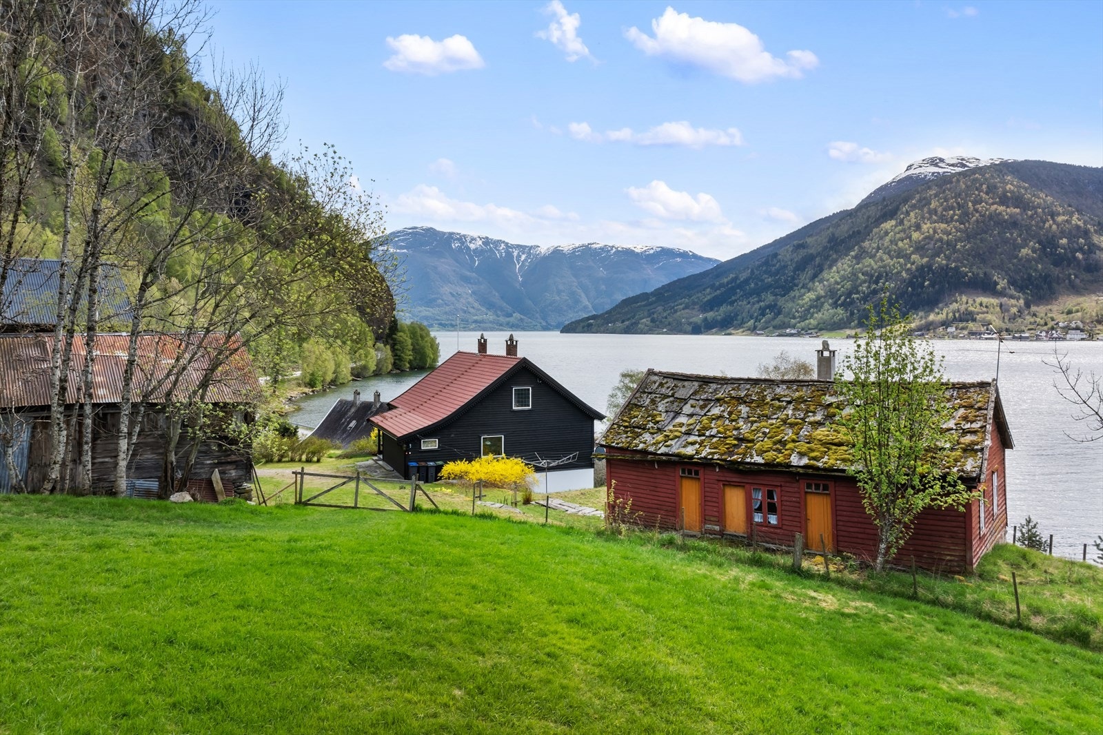Garden ligg fint til med mykje sol og er godt skjerma for innsyn. Galleribilde