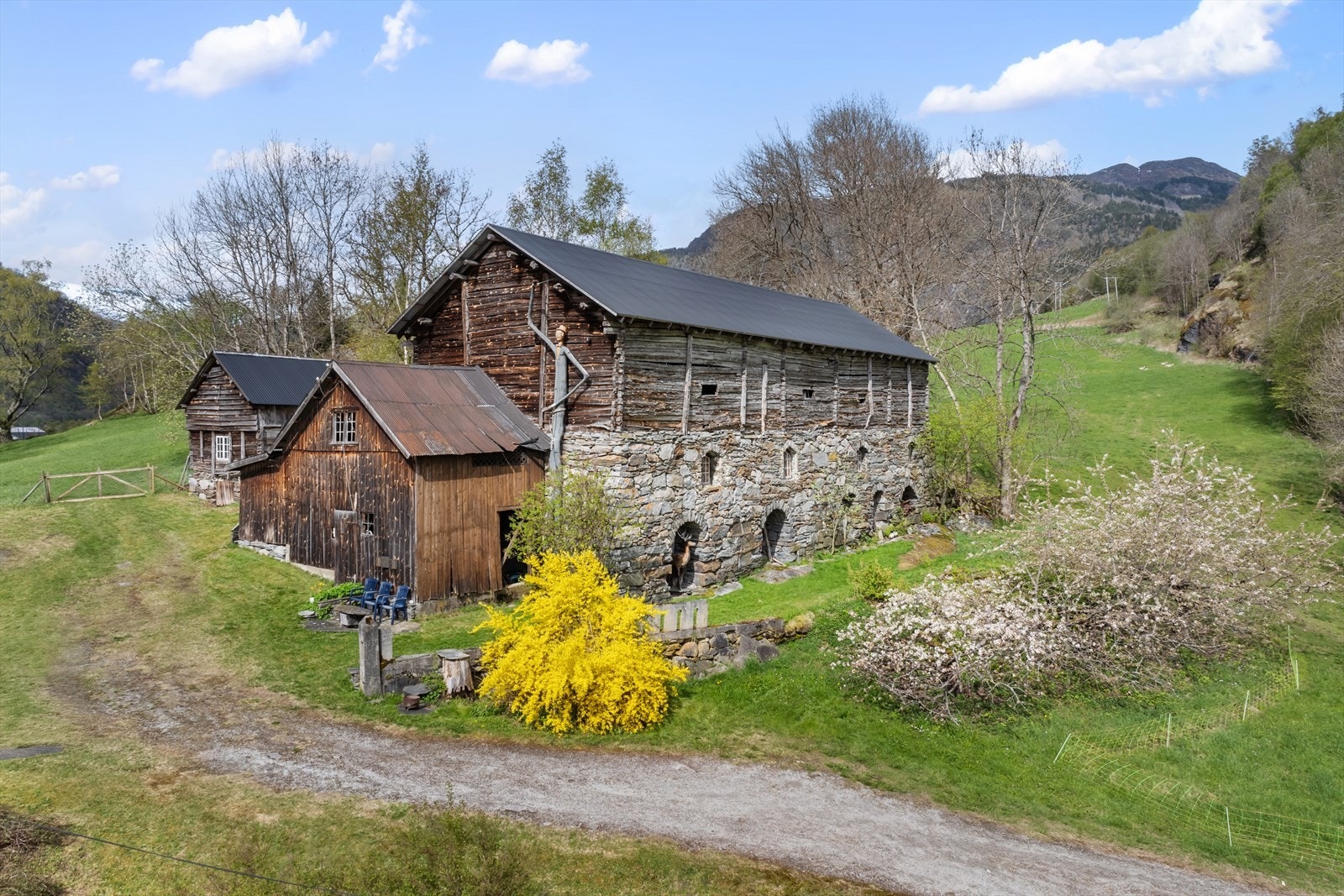Fjøsen er over 150 år gammal og har ikkje vore i bruk på mange tiår. Bygningen er tilkobla straum, men ikkje vatn. Galleribilde