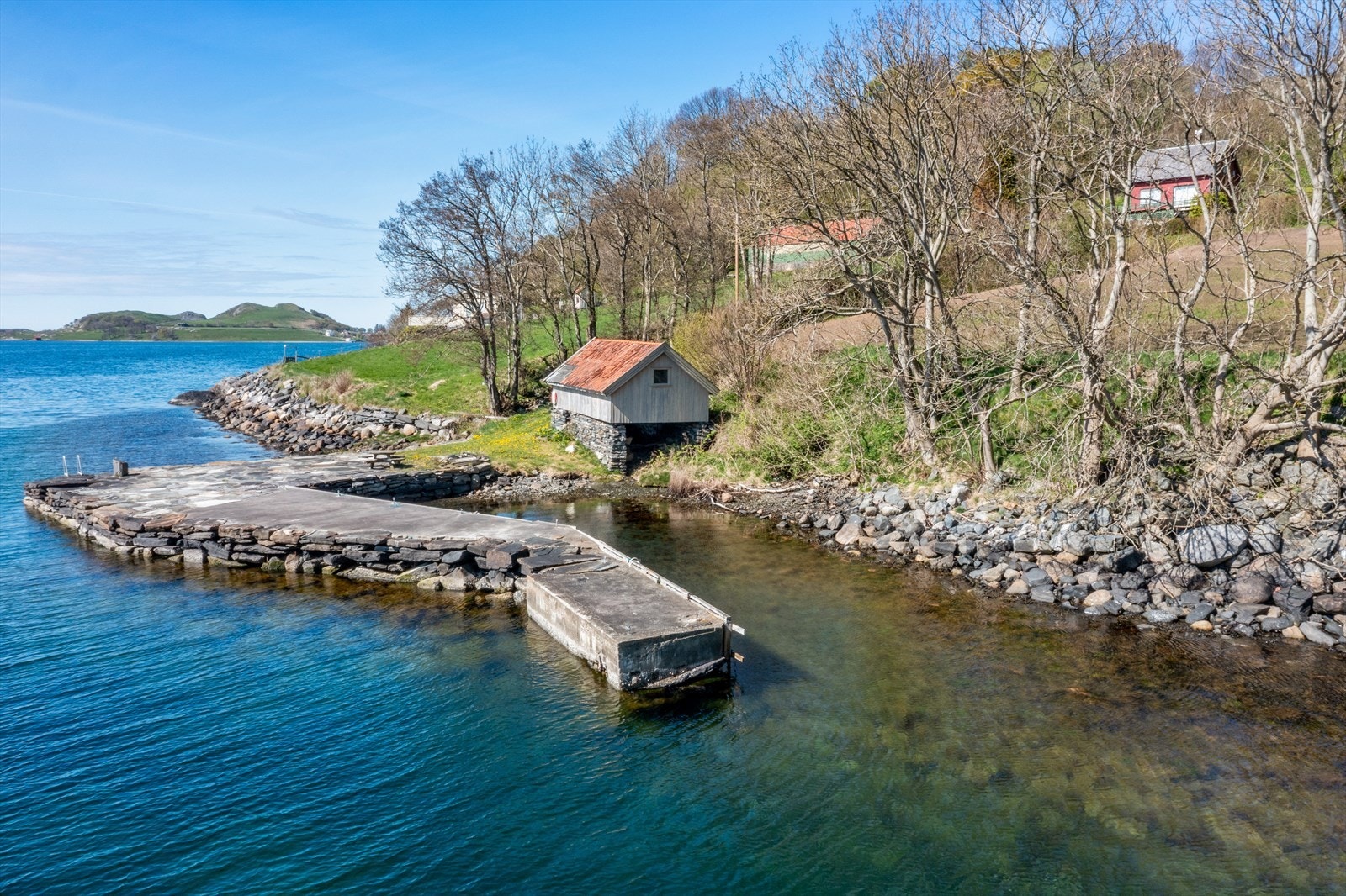 Naust og bryggeKai med servituttavtale. Eier disponerer indre del av kaiområde til eget bruk. Det er leid ut båtplass til hyttenaboer Galleribilde