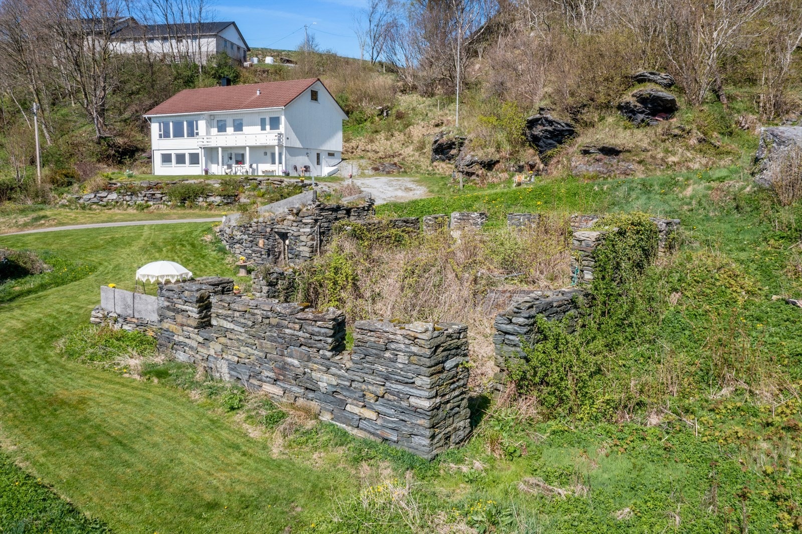Gammel mur fra tidligere løe Galleribilde