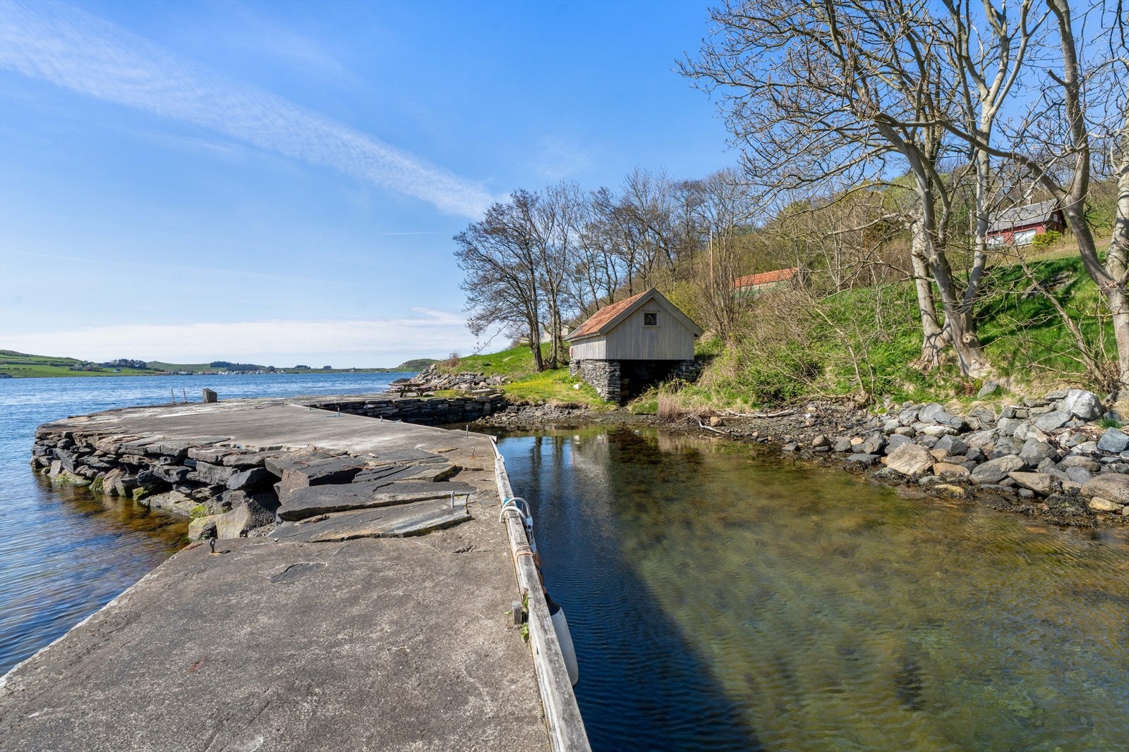 Det medfølger naust hvor eier disponerer lagringsplass selv, og leier ut 3 boder til hyttenaboer. Galleribilde