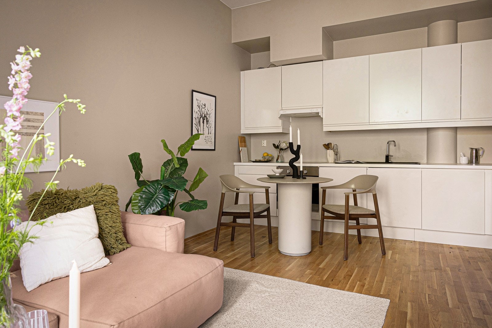 Planløsningen er godt tilpasset et sosialt liv, med et lyst og åpent oppholdsrom. Galleribilde