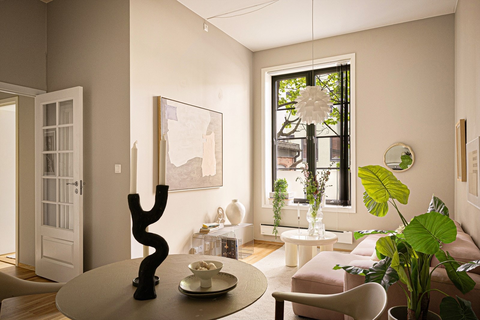 Her får du det beste av begge verdener - forrige århundrets gode takhøyde og store vindusflater, kombinert med dagens rene linjer og slette vegger. Galleribilde