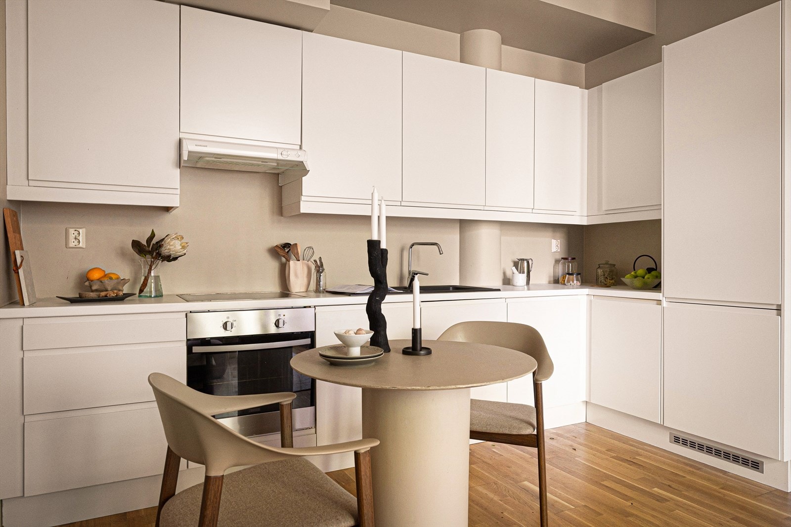 Induksjonstopp, stekeovn, oppvaskmaskin og kjøl/frys er integrert i innredningen. Galleribilde