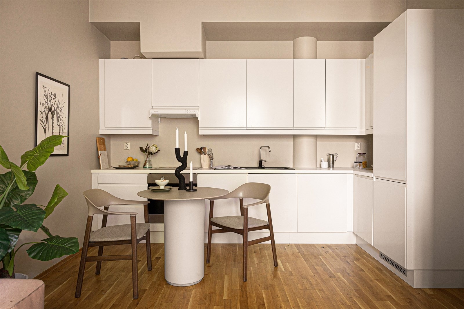 Kjøkkenet er innredet med lyse, slette fronter og laminert benkeplate. Galleribilde