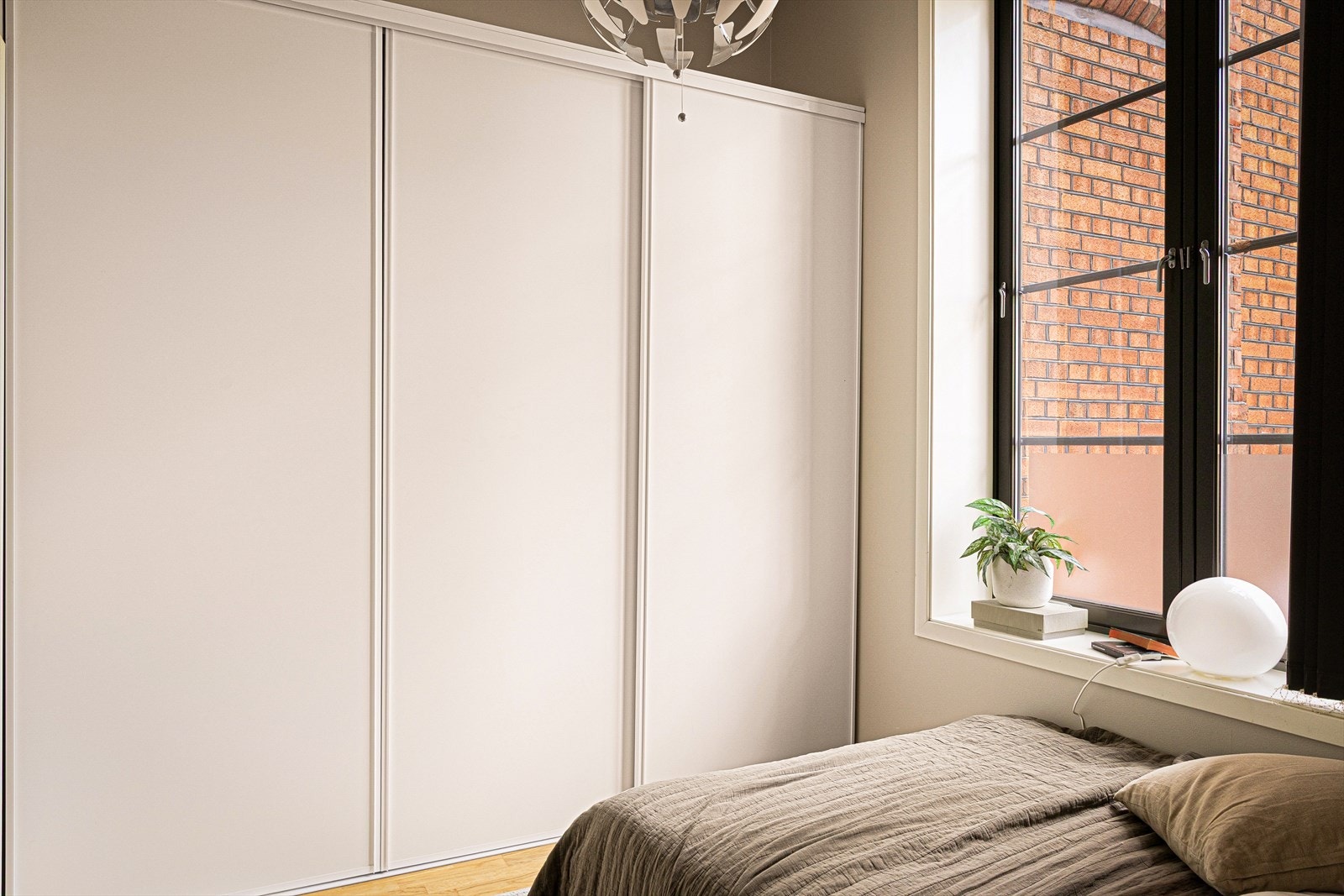 En romslig skyvedørsgarderobe gir rikelig med oppbevaringsplass for klær og tilbehør. Galleribilde