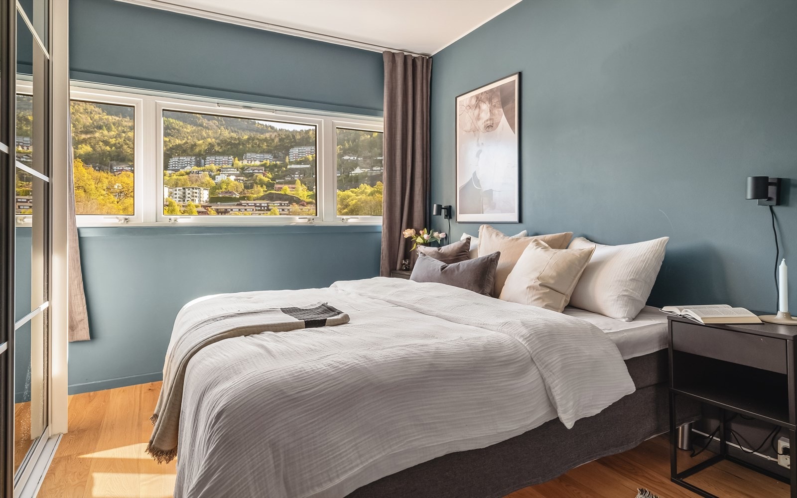 Hovedsoverommet er romslig med god plass til både dobbeltseng, nattbord eller annet ønskelig møblement. Galleribilde